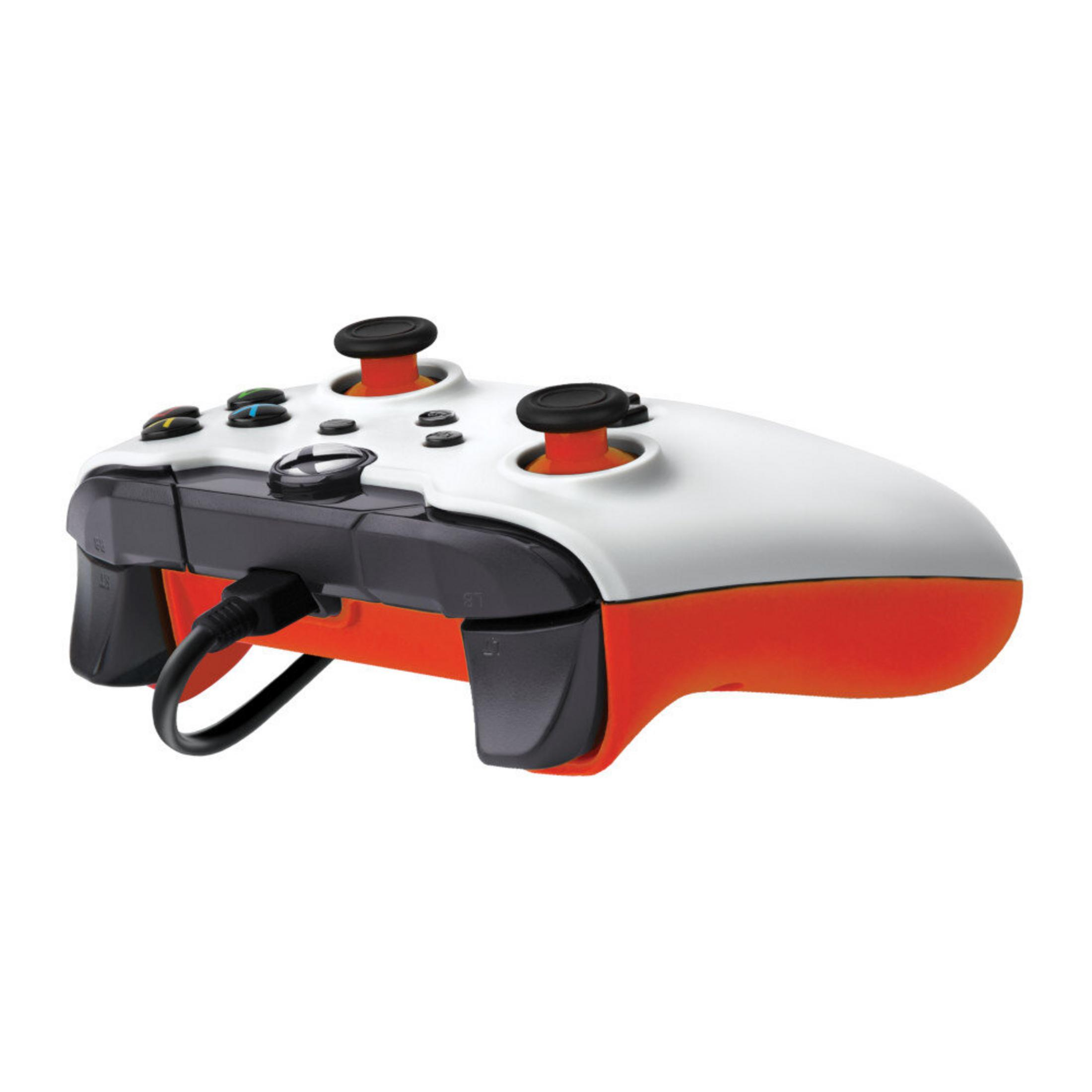 Ein Xbox-Controller, weiß oben, orange unten, schwarze Akzente und Knöpfe. Ein schwarzes Kabel ist mit dem Controller verbunden.
