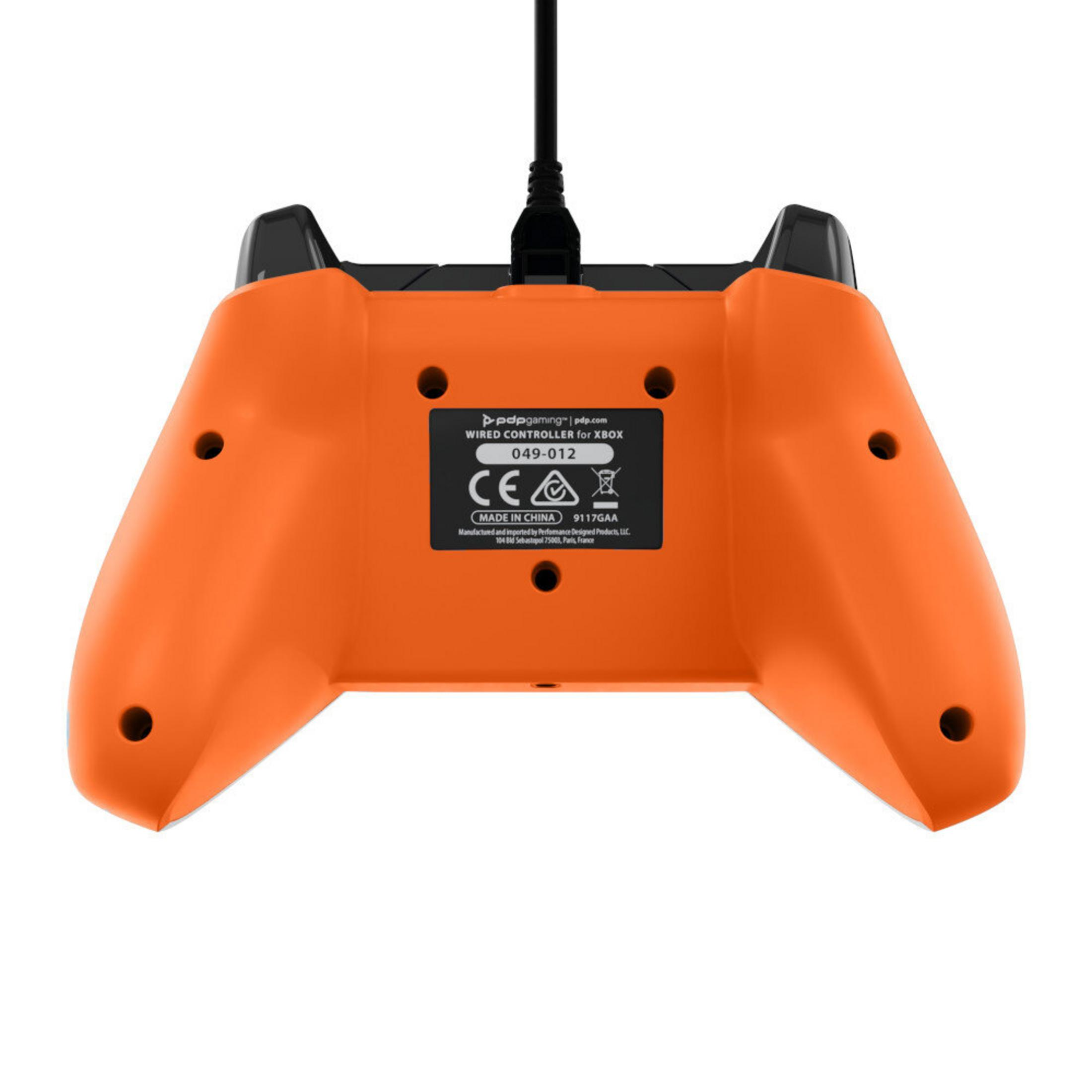 Ein orangefarbener Xbox-Controller mit einem schwarzen Kabel. Auf der Rückseite befindet sich ein Etikett mit Text und Logos.