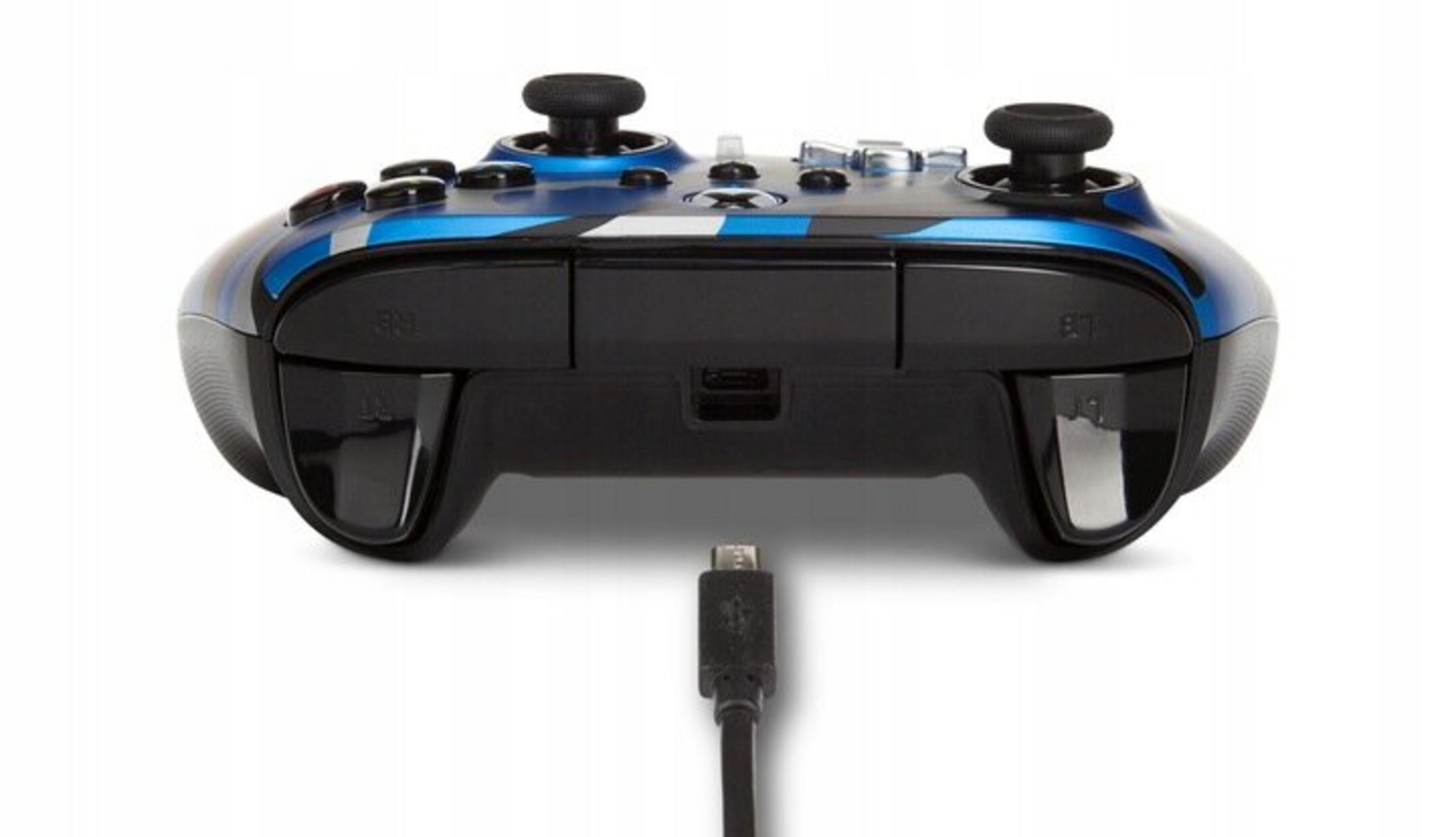 Un controller Xbox blu e nero con cavo USB collegato è mostrato. Lo sfondo è bianco.
