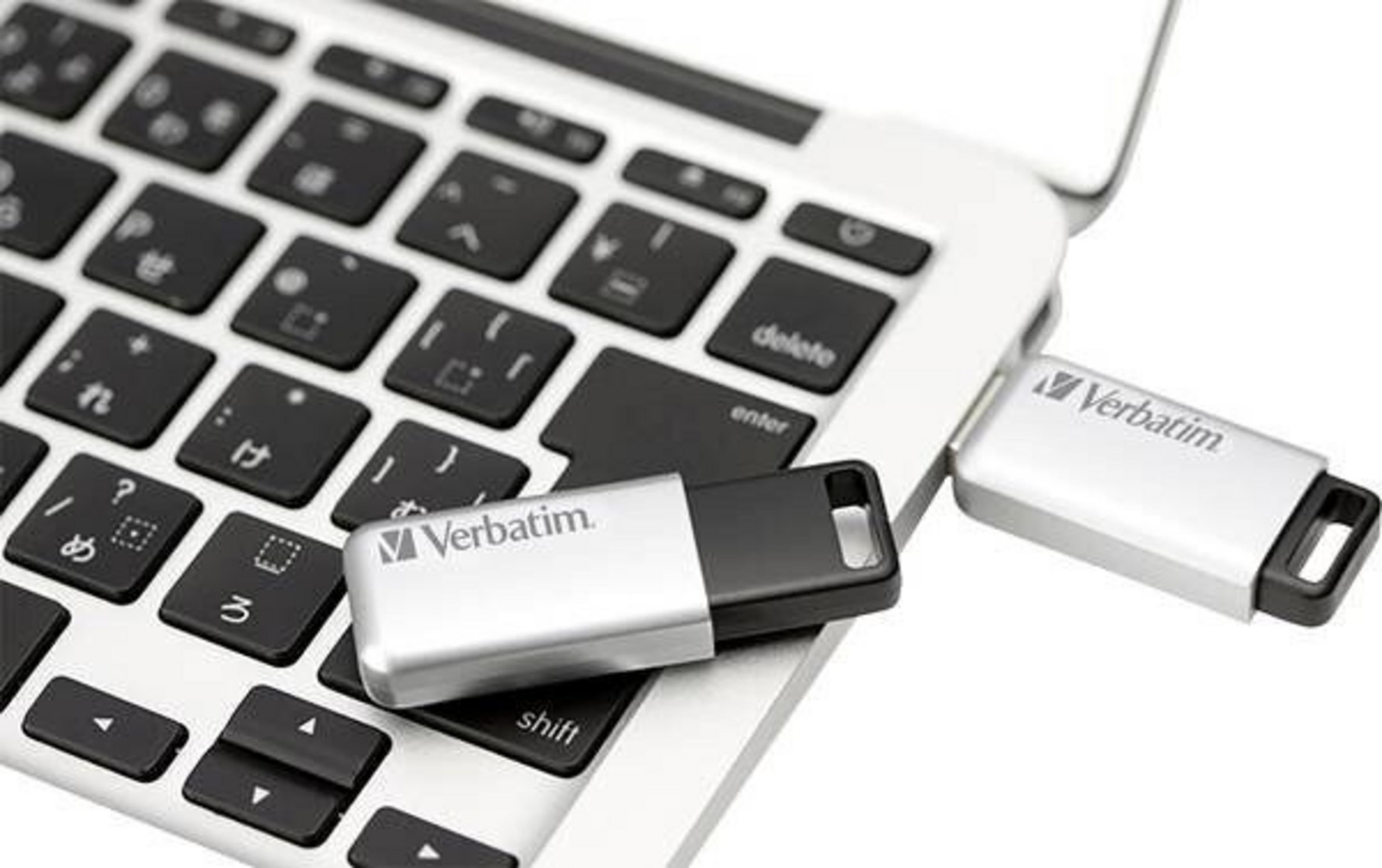 Klawiatura laptopa z dwoma dyskami USB Verbatim. Jeden jest podłączony. Drugi jest umieszczony na klawiaturze.