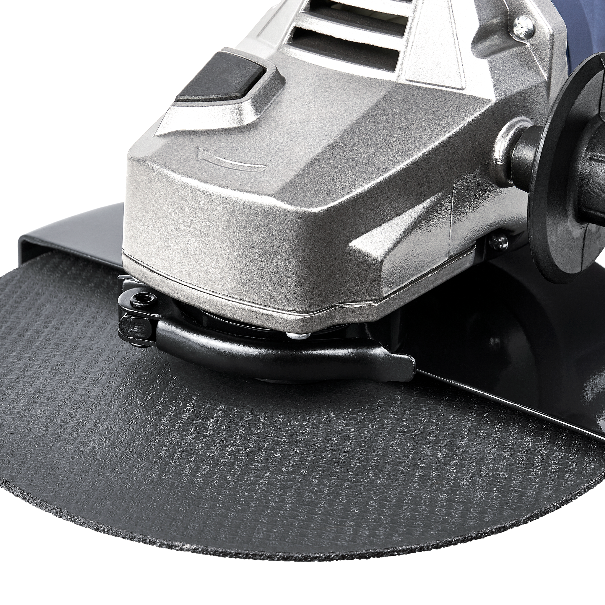 Zbliżenie szlifierki kątowej. Srebrny korpus, czarna osłona i tarcza. Czarna, teksturowana powierzchnia.