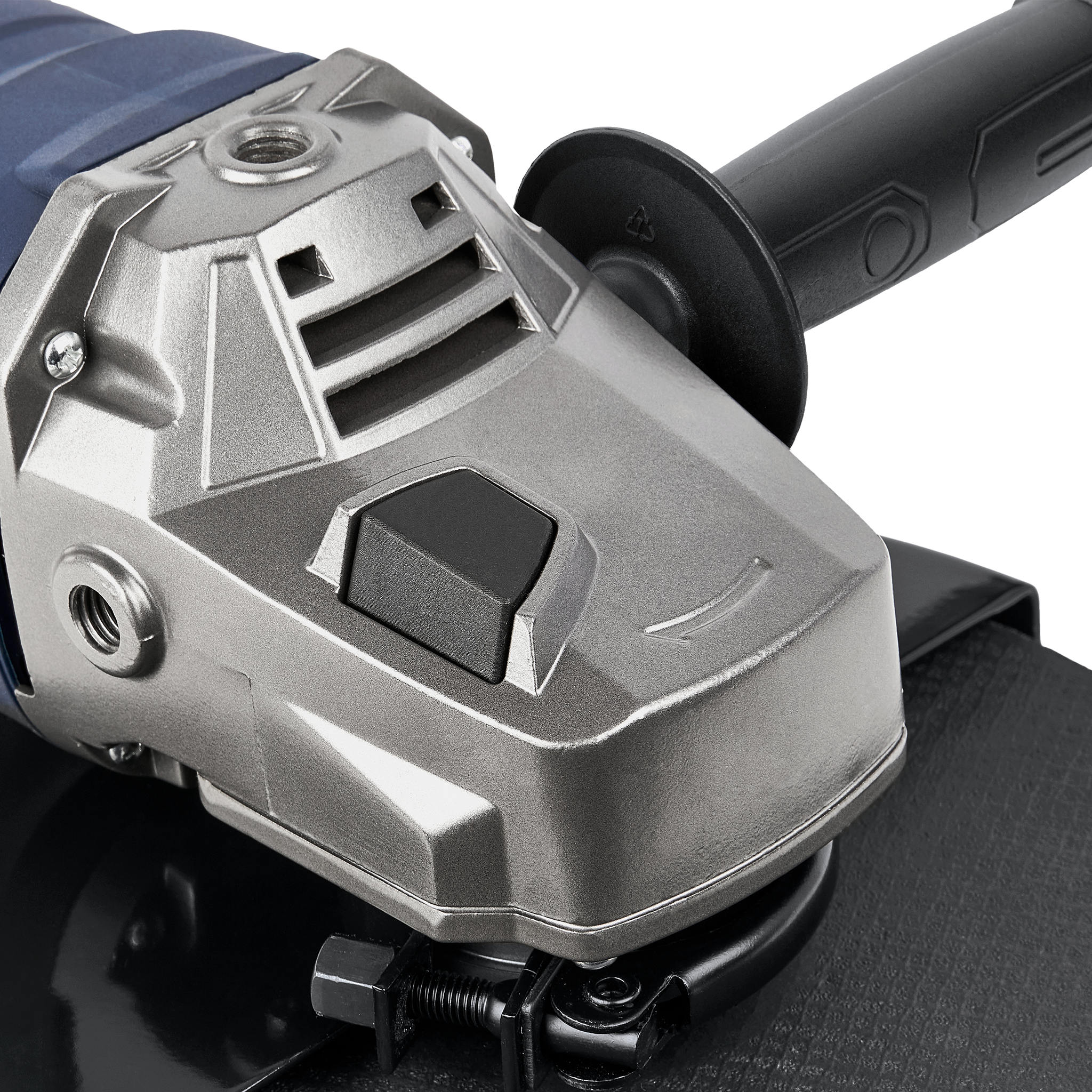 Zbliżenie srebrnej szlifierki kątowej. Ma czarny przycisk i uchwyt. Tło to szara powierzchnia.