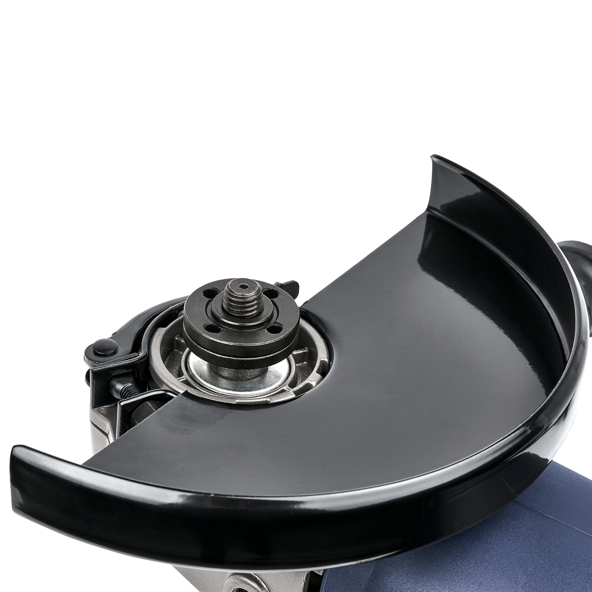 Zbliżenie szlifierki kątowej. Czarna osłona, srebrna tarcza i ciemnoniebieski korpus. Białe tło.