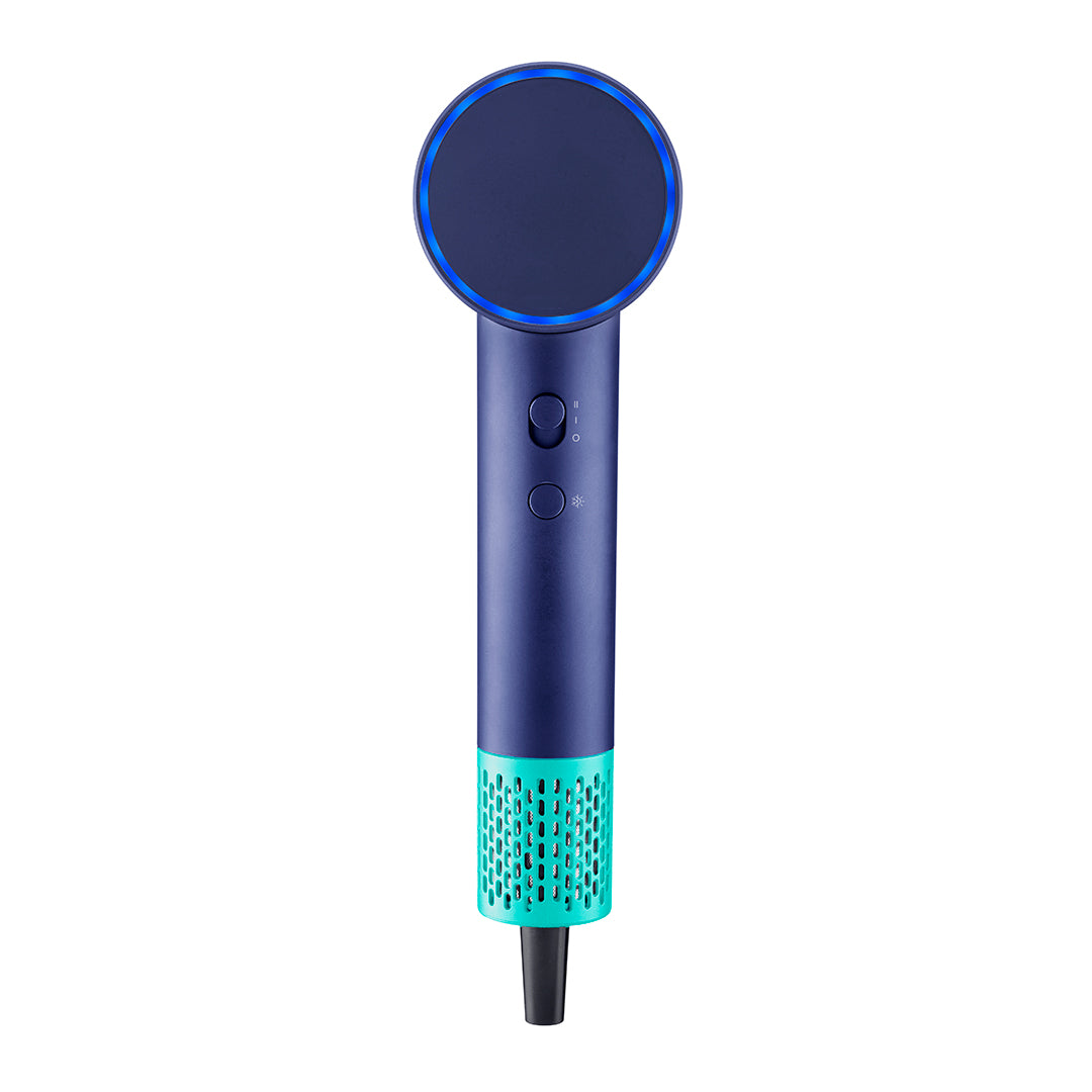Un secador de pelo azul marino y verde azulado sobre un fondo blanco. Tiene una cabeza circular con luz azul y un filtro verde azulado.
