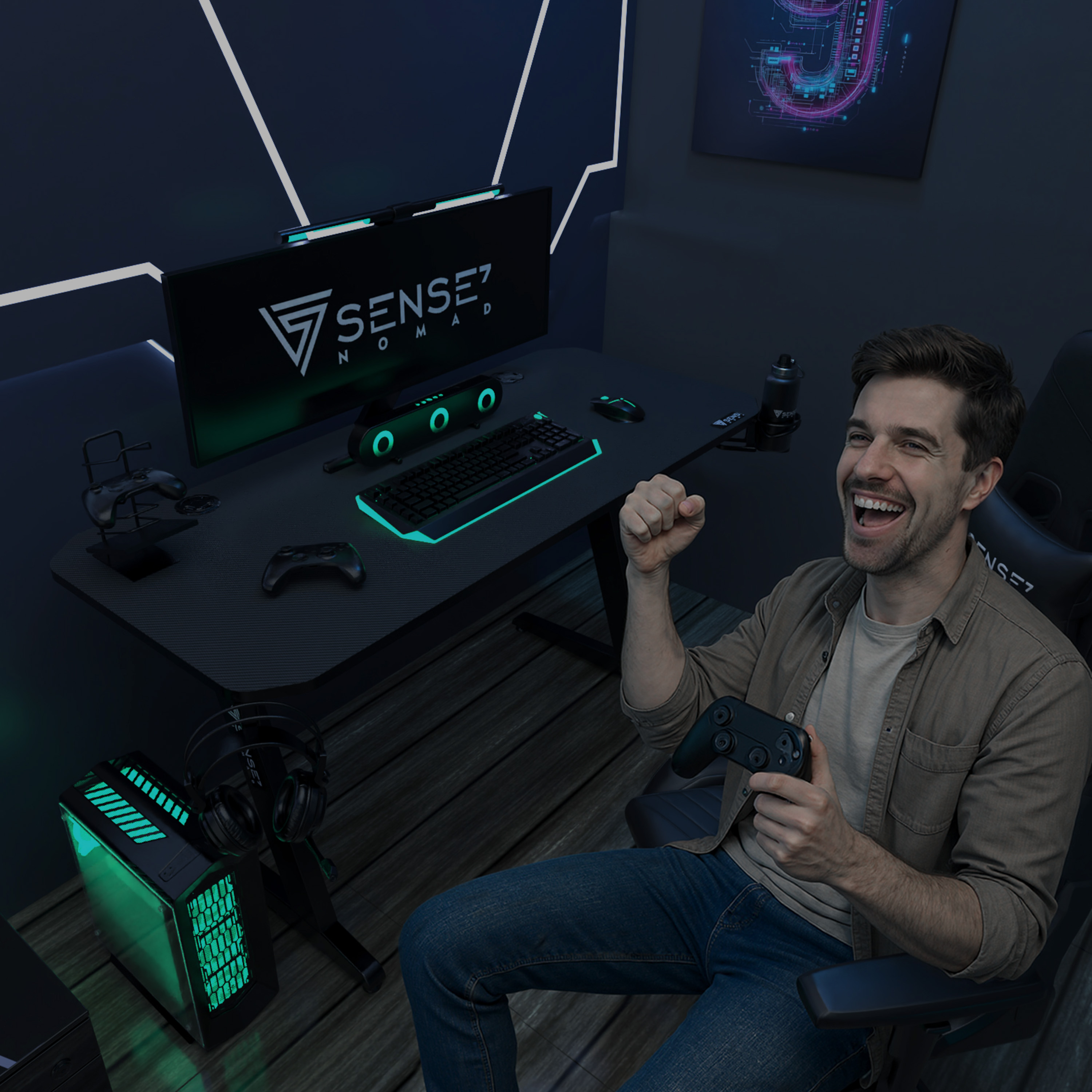 Man die aan het gamen is, lacht en een controller vasthoudt. Gaming setup zichtbaar, met computer, scherm, toetsenbord en headset.