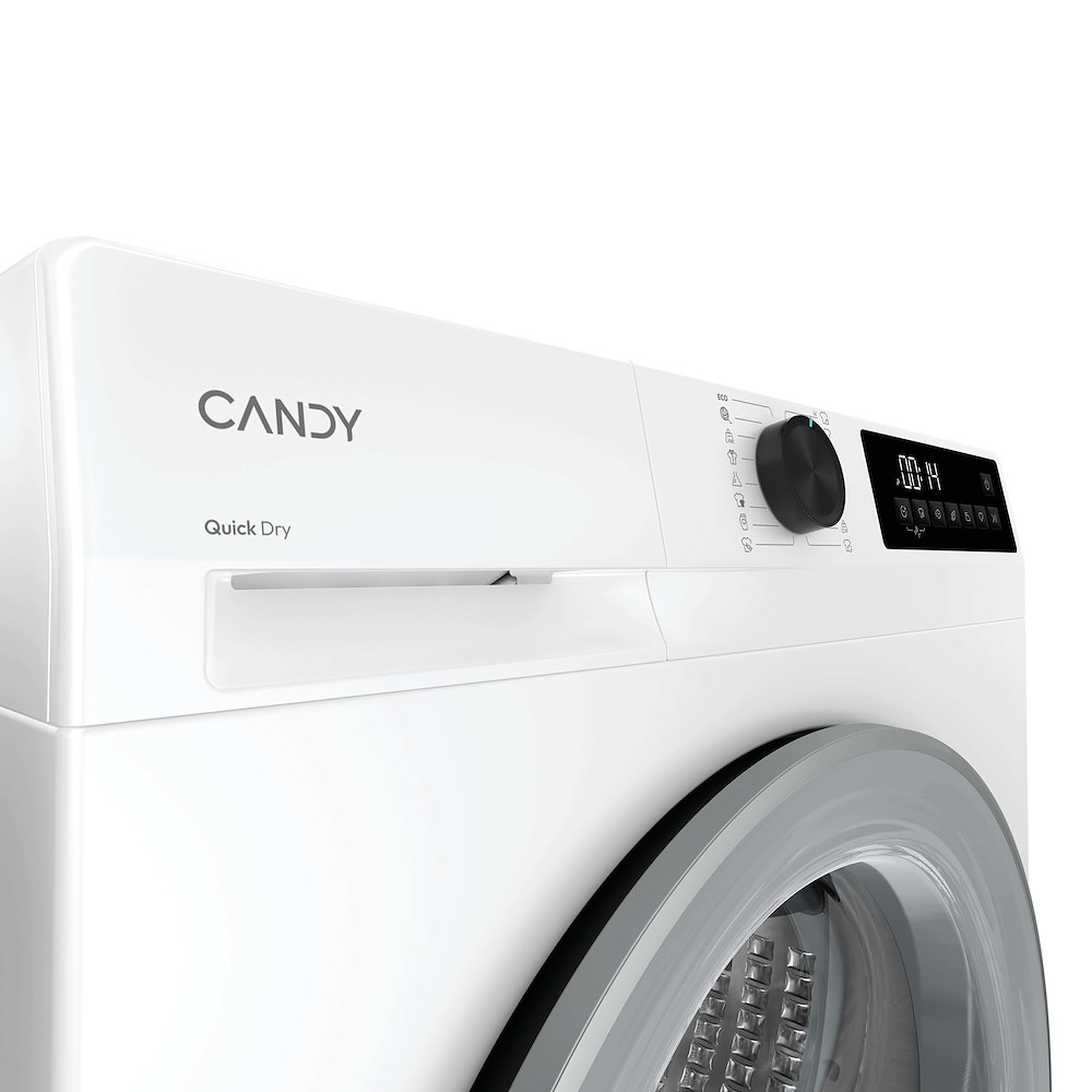 Una lavatrice Candy bianca. Ha un pannello di controllo nero con display digitale. La porta è parzialmente aperta con bordo argentato.