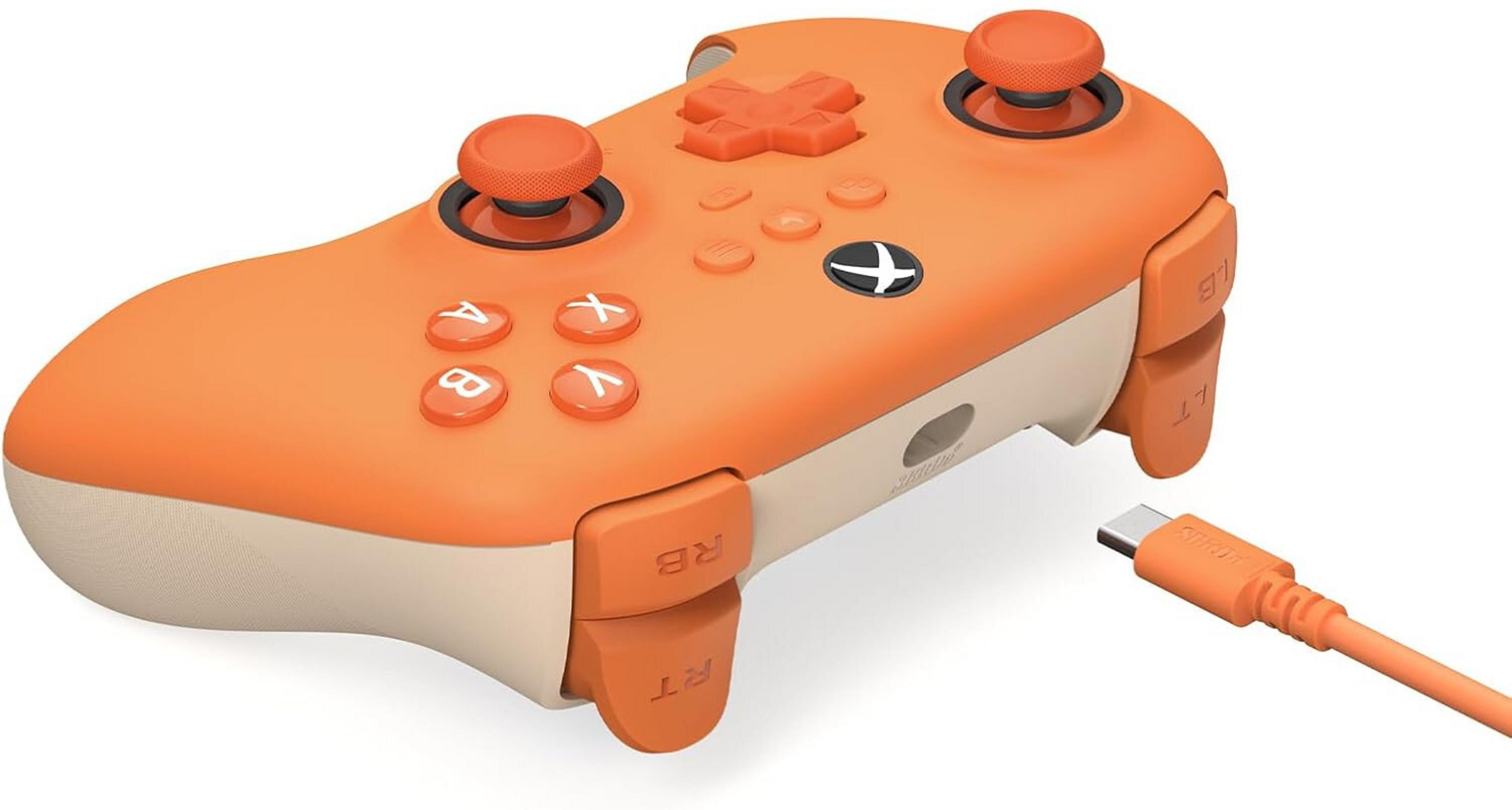 Pomarańczowy i kremowy kontroler Xbox z kablem USB-C. Posiada przyciski, joysticki i krzyżak.
