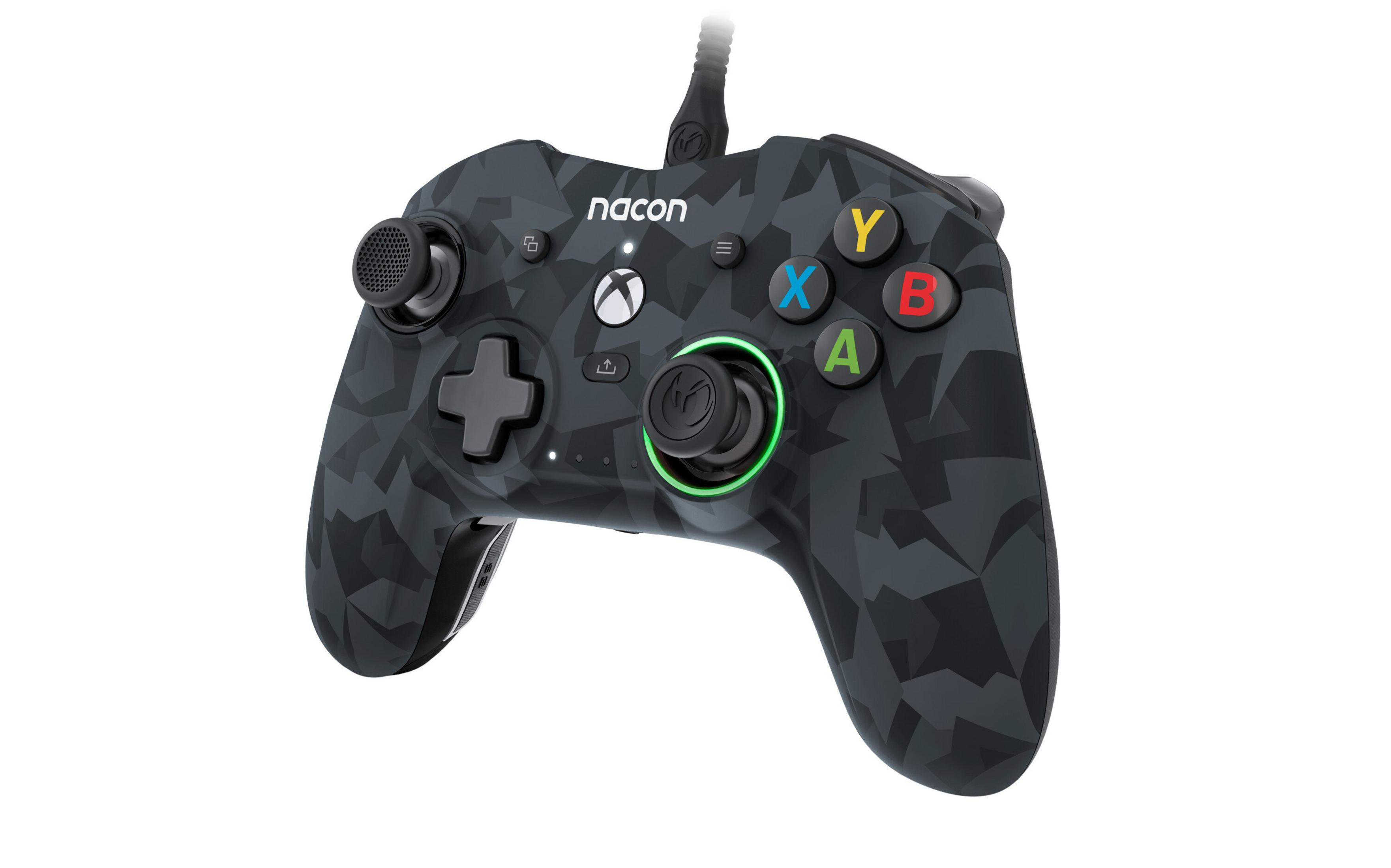 Kamuflażowy kontroler Xbox z przyciskami. Ma czarno-szary design.