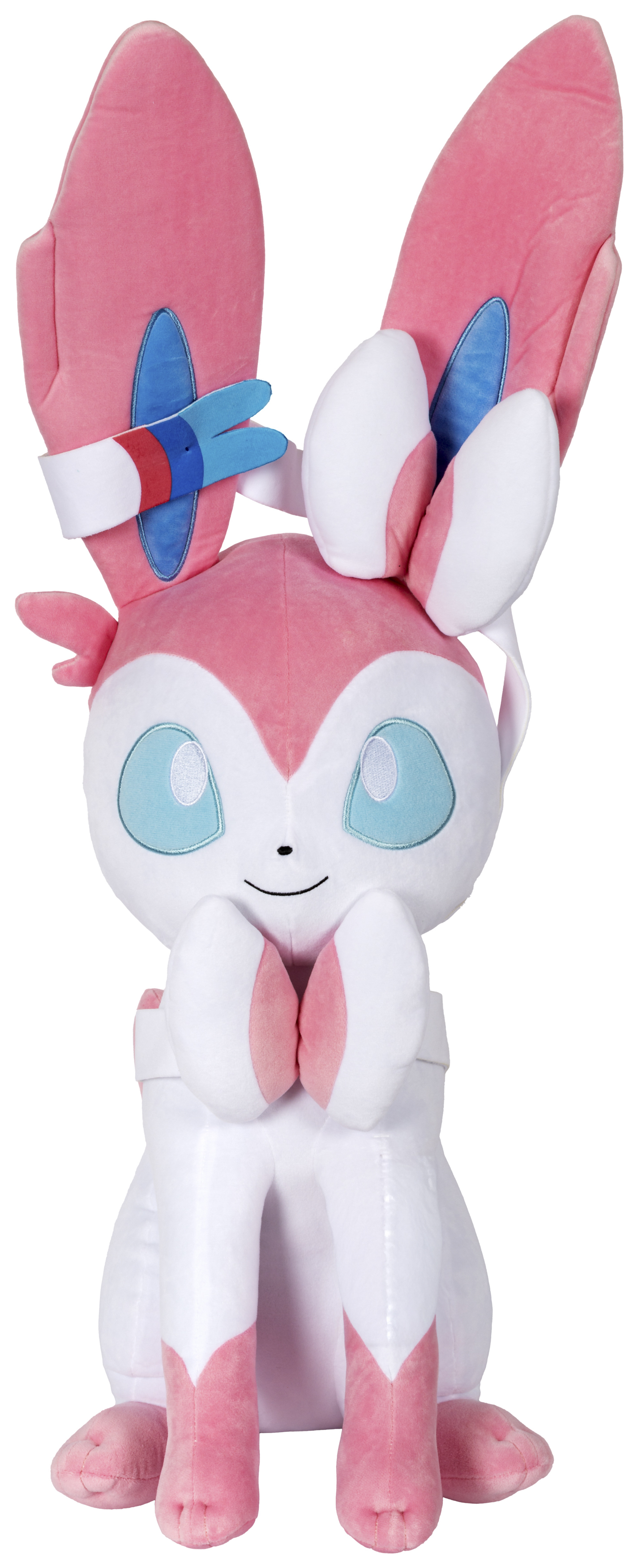 Ein Sylveon-Plüschtier. Es hat rosa und weißes Fell, große Ohren, blaue Augen und rosa Schleifen. Das Plüschtier hat einen fröhlichen Ausdruck.