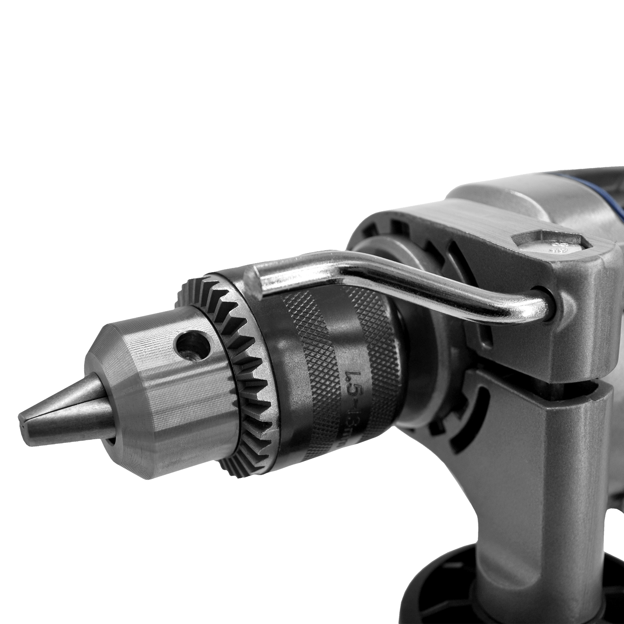 Zbliżenie wiertarki, srebrny metal. Wiertło jest ostre. Tło jest białe i szare z kształtami.