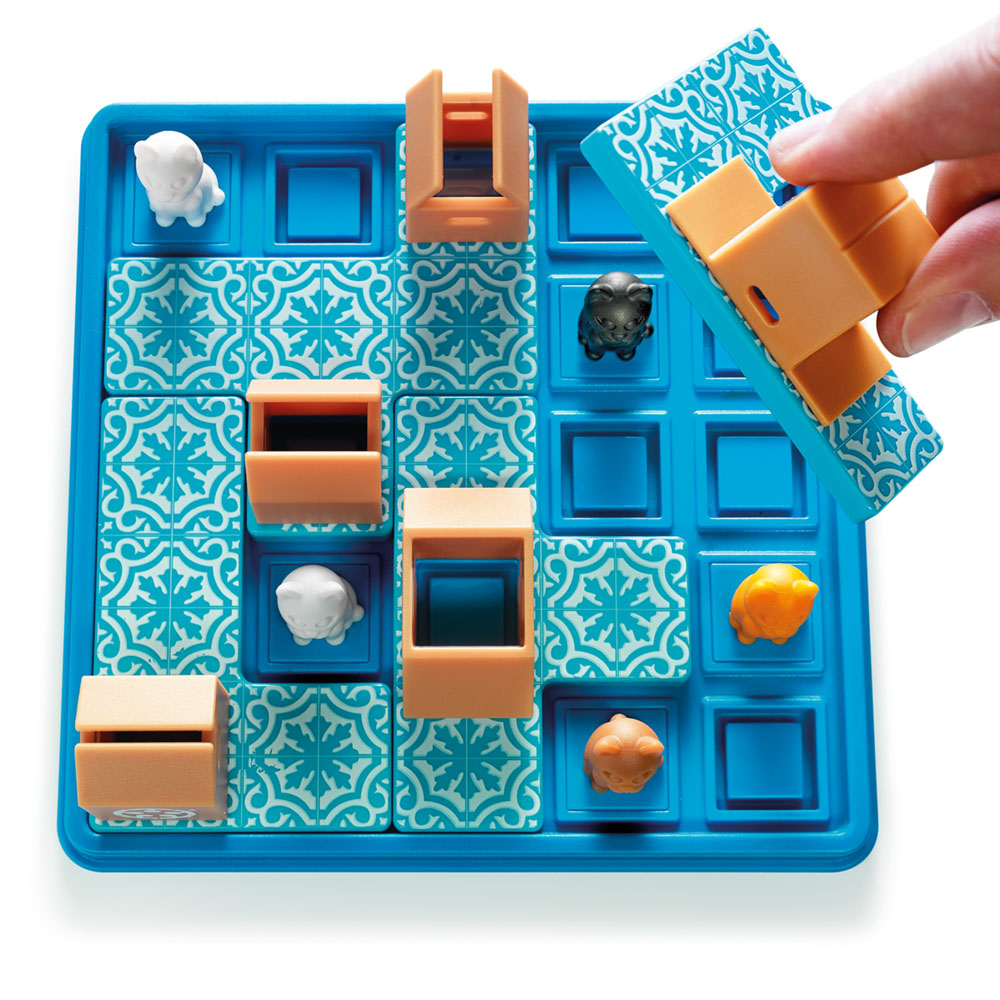 Ein Brettspiel mit Tierfiguren und orangefarbenen Blöcken. Eine Hand platziert einen Block. Das Brett hat ein blaues und weißes Fliesenmuster.