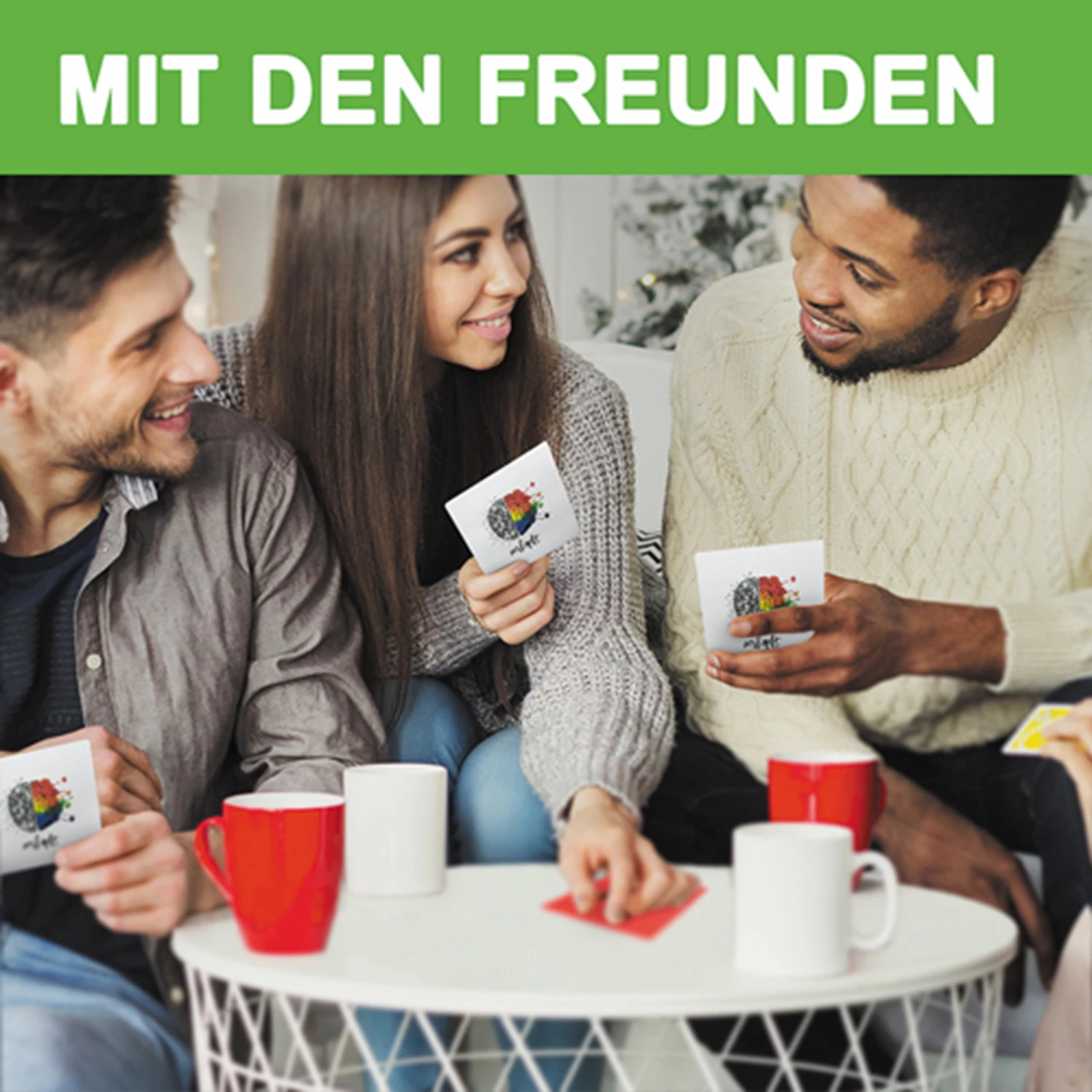 Eine Gruppe von Freunden spielt ein Kartenspiel, Tassen auf dem Tisch. Der Text "MIT DEN FREUNDEN" steht oben.