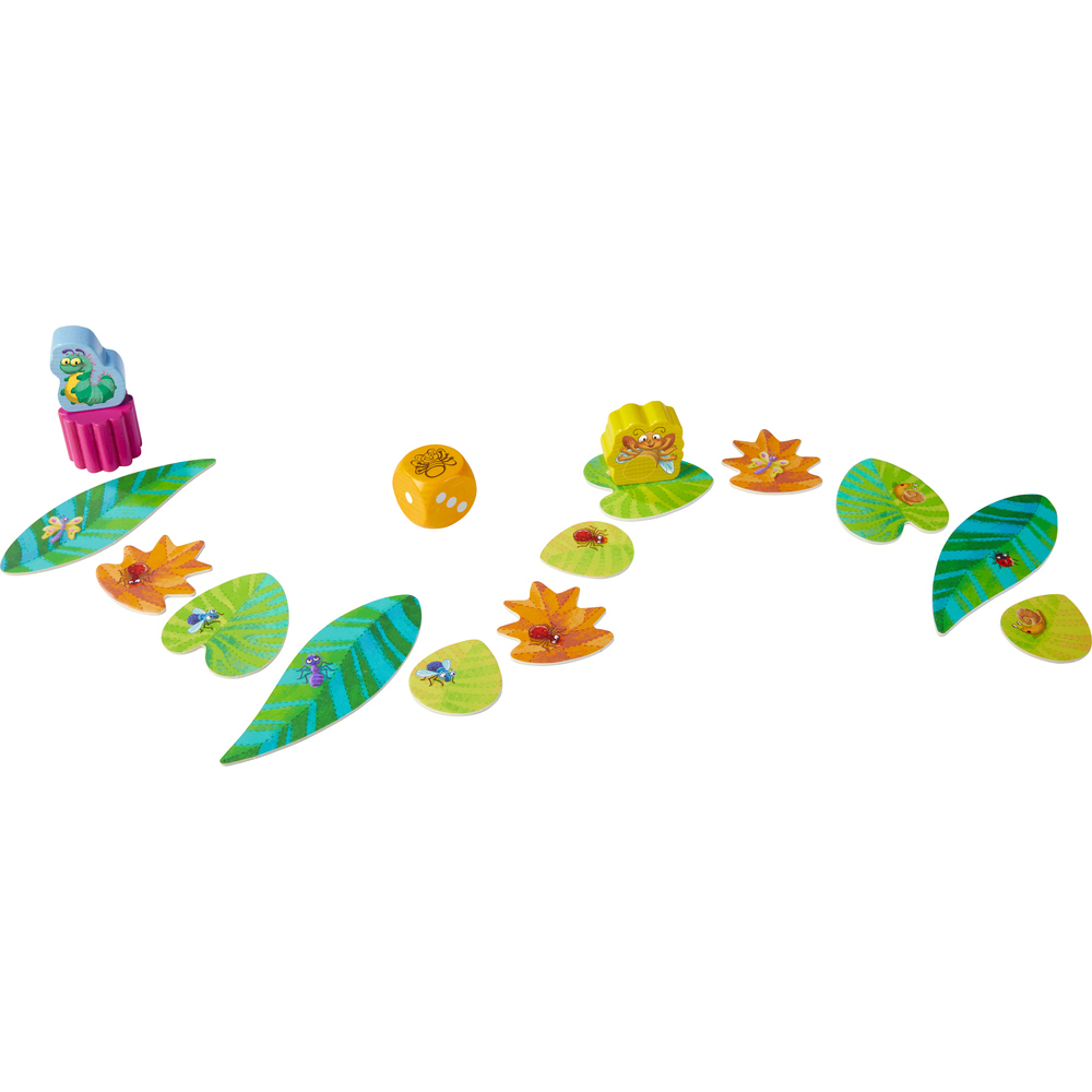 Ein Spielbrett mit blattförmigen Kacheln, einer Froschfigur, einem Würfel und blütenförmigen Teilen. Grün, Orange und Gelb sind vorherrschend.