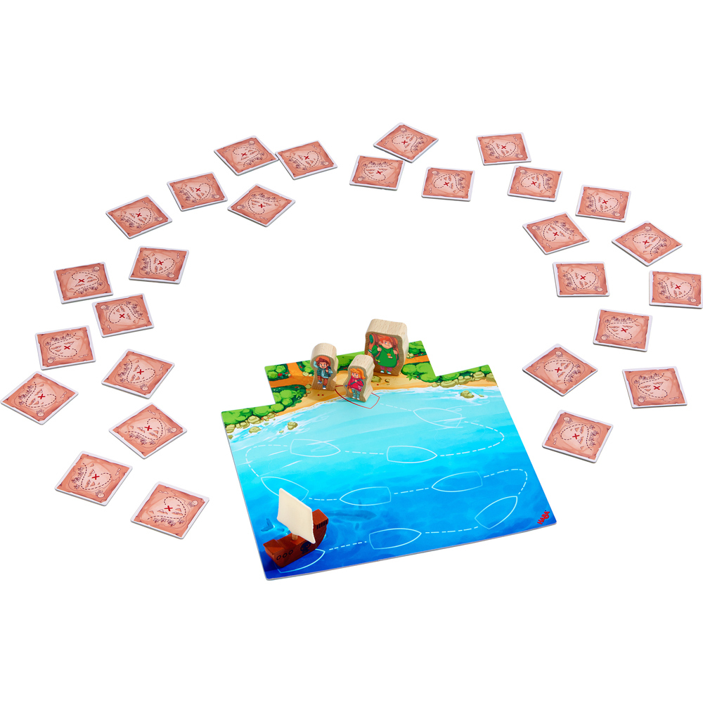 Ein Piraten-Brettspiel mit einem Boot, Charakteren, einer Karte und Schatzkarten in einem Bogen angeordnet.