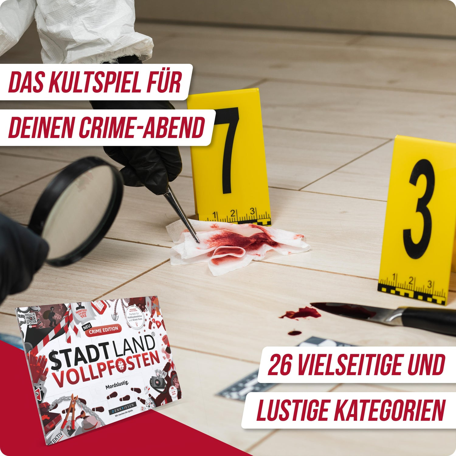 Tatort mit Markierungen, Brettspiel, Messer und Blut. Eine Person mit Handschuhen untersucht den Tatort.