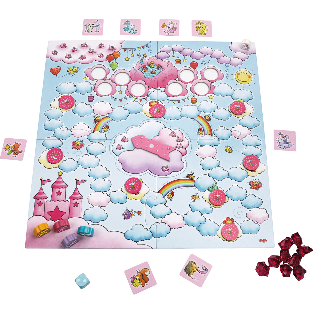Ein Brettspiel mit rosa Burg, Wolken, Regenbögen und verschiedenen Spielsteinen. Karten mit Tieren und Würfeln sind ebenfalls vorhanden.