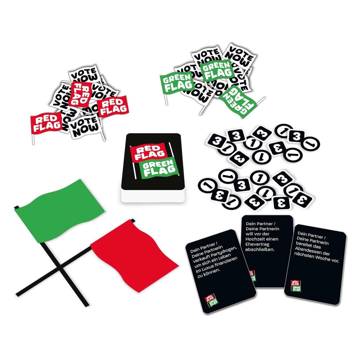 Spielkomponenten: Flaggen, Karten und Zahlentoken. Flaggen sind rot, grün und weiß mit Text. Karten haben Text und Logos. Tokens haben Zahlen.