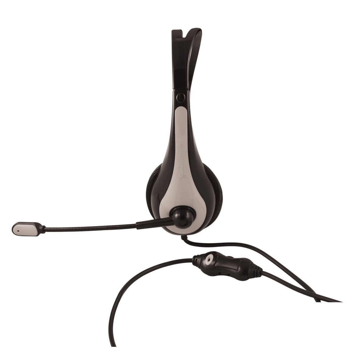 Ein schwarz-graues Headset mit Mikrofon. Ein Lautstärkeregler befindet sich am Kabel. Der Hintergrund ist weiß.