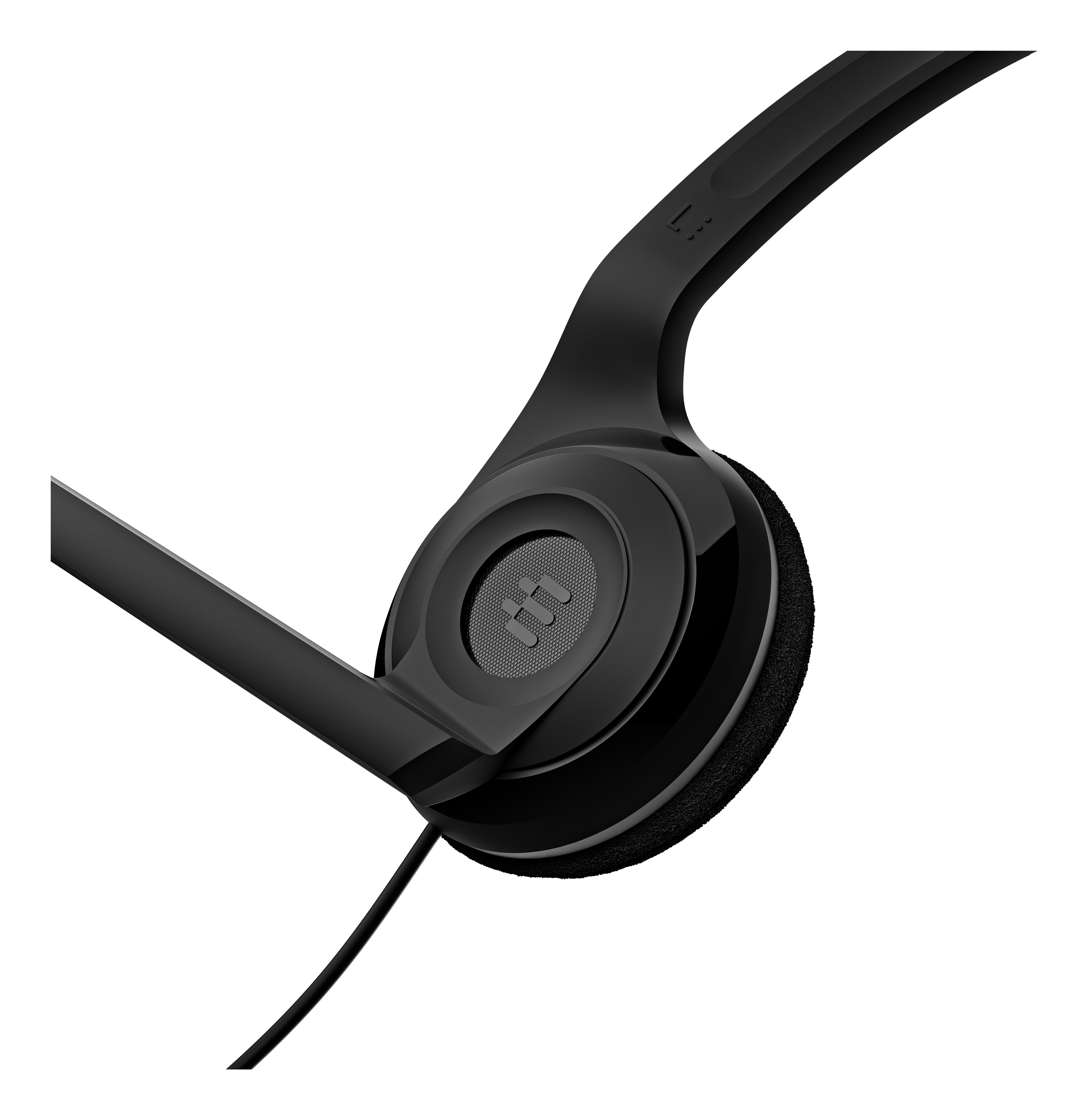 Cuffie nere con microfono. Primo piano su sfondo bianco. Le cuffie sono angolate.