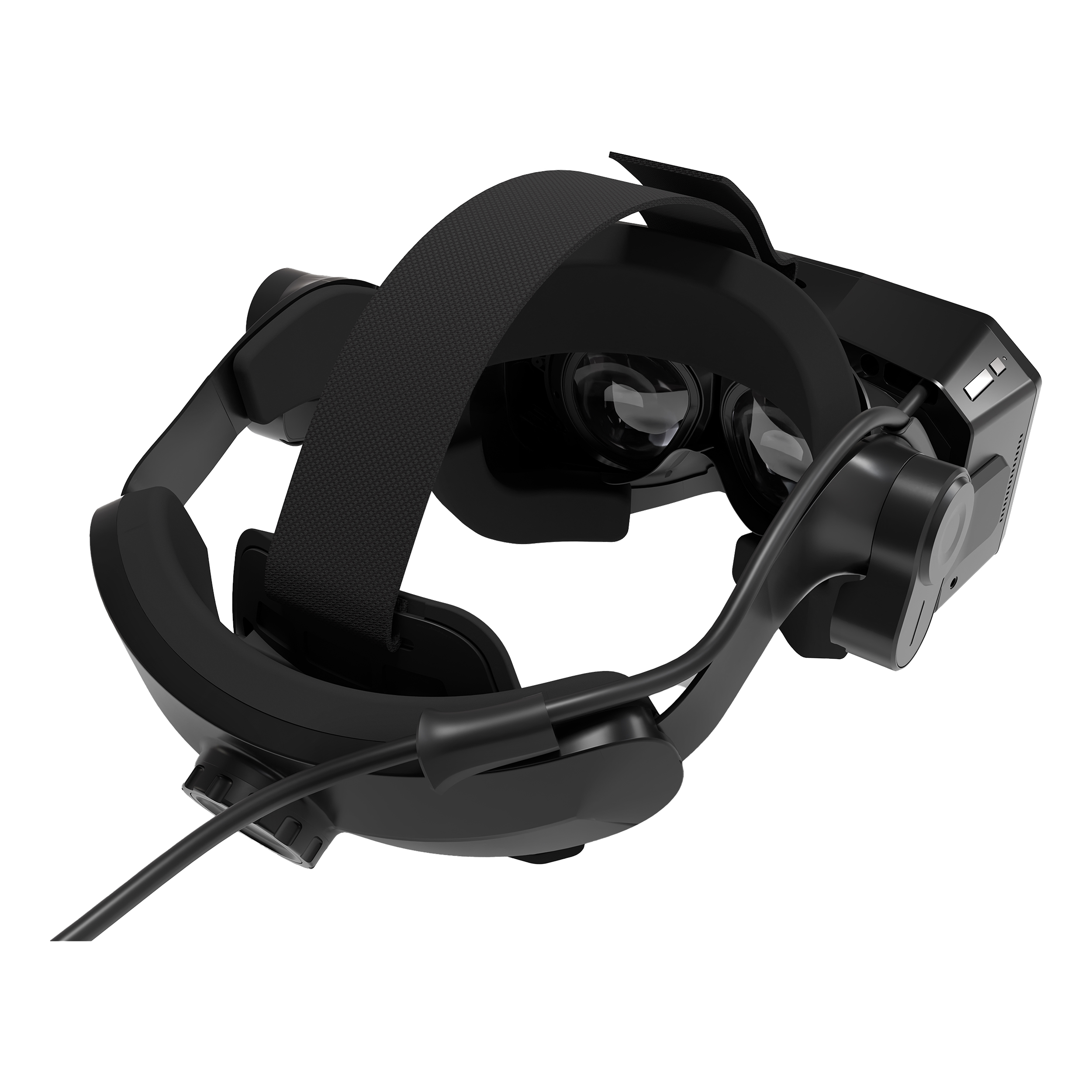 Un visore VR nero con fascia e cavo collegato su sfondo bianco.