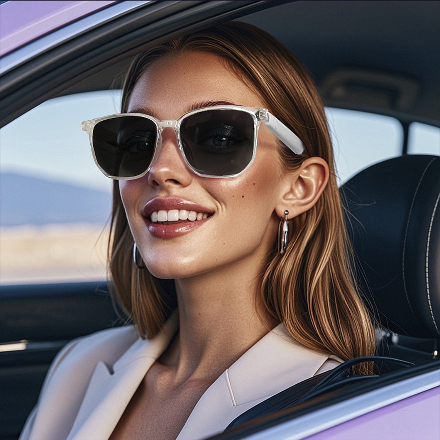 Una donna sorride in auto, con occhiali da sole e un blazer. Lo sfondo include l'interno dell'auto e il finestrino.