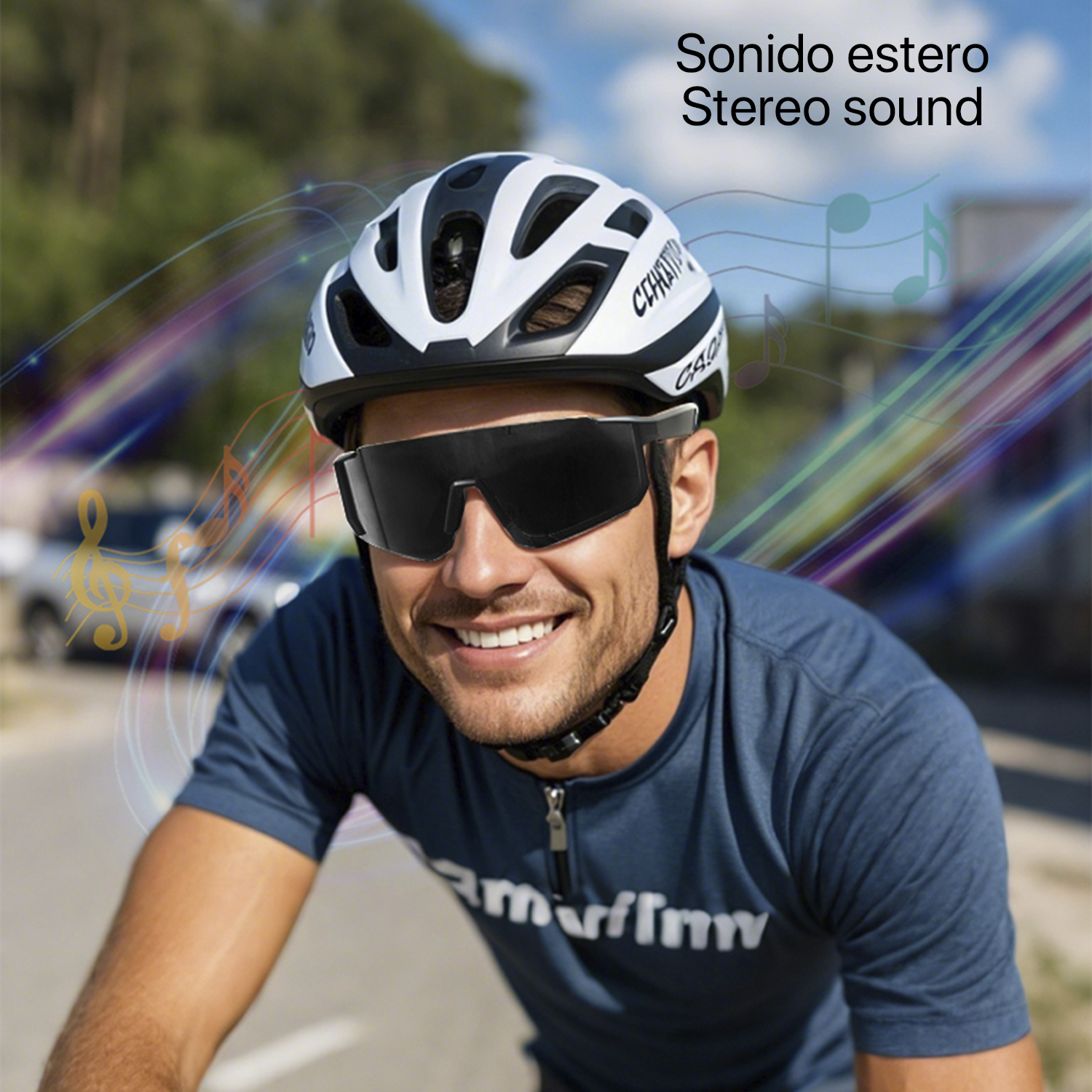 Uomo con casco e occhiali da sole, sorridente. Note musicali sovrapposte. Sfondo con alberi e un'auto.