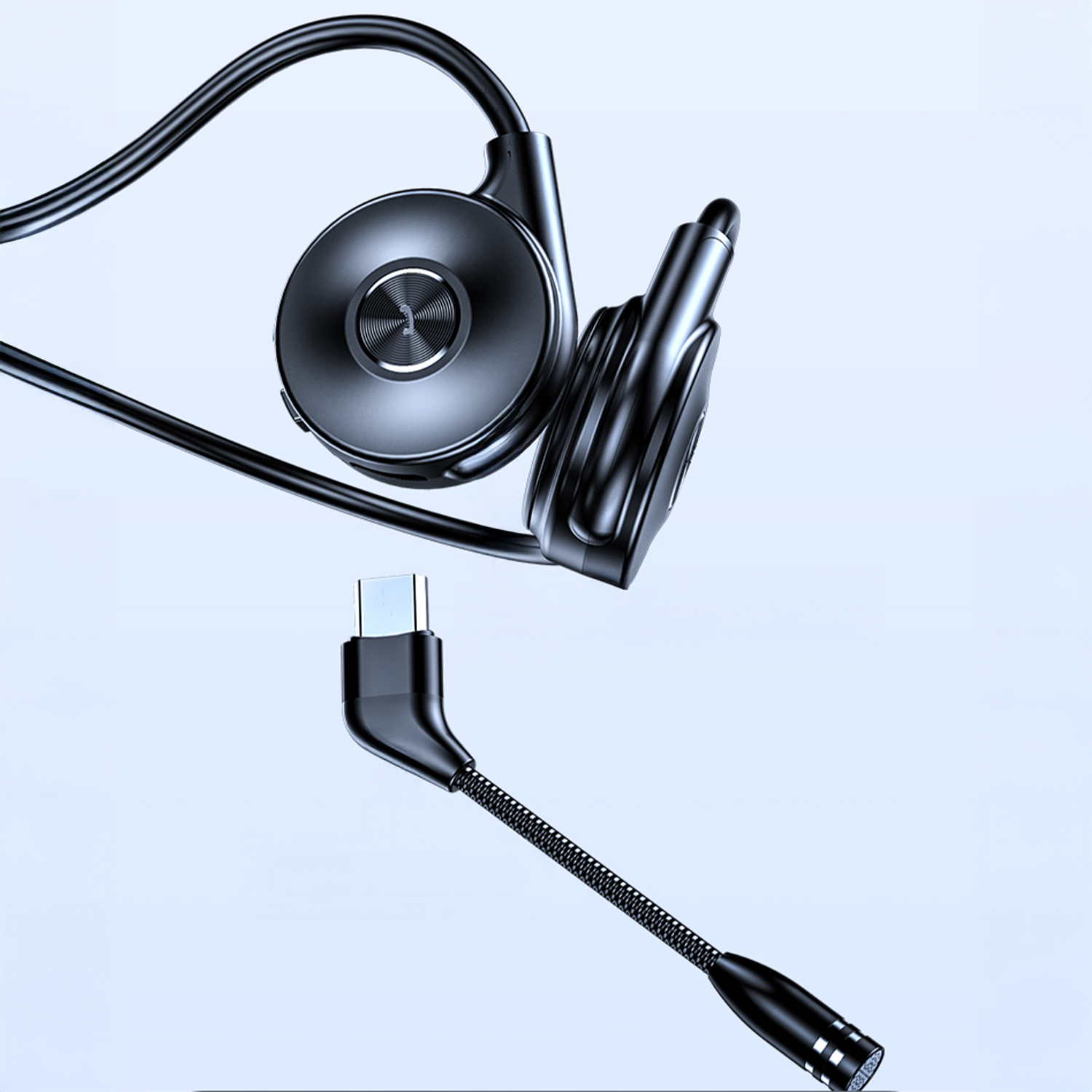 Cuffie nere e un cavo adattatore USB-C. Le cuffie hanno padiglioni circolari. Il cavo ha un design strutturato.