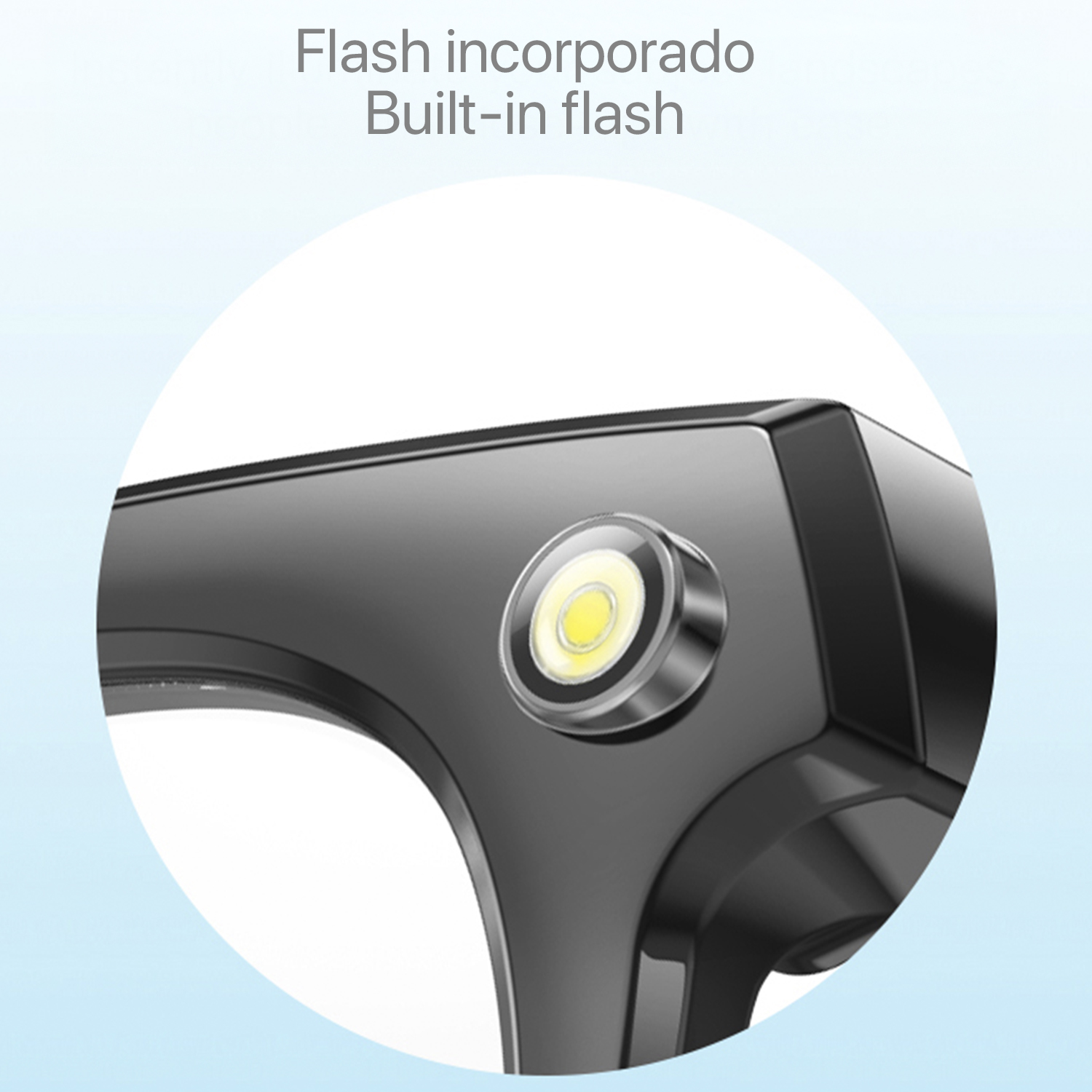 Primo piano di un dispositivo nero con flash integrato. Il flash è rotondo, con una luce gialla al centro. Lo sfondo è bianco e blu.
