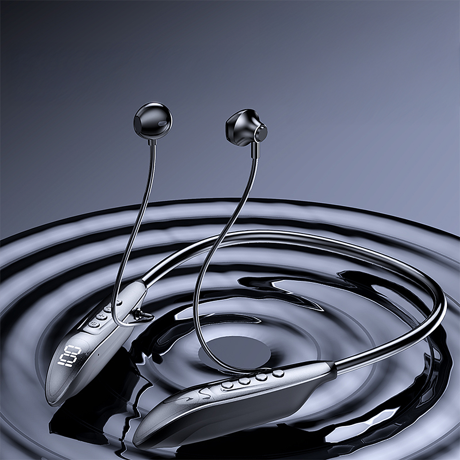 Primo piano di un auricolare Bluetooth a fascia da collo argento e nero su una superficie riflettente increspata.