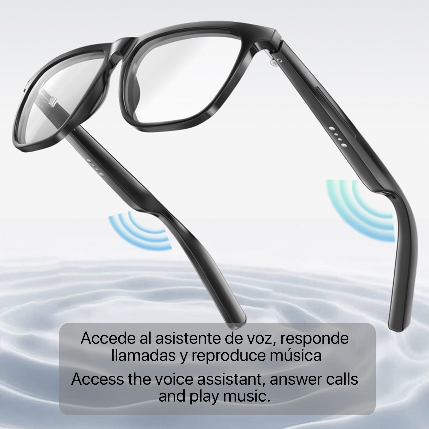 Sono mostrati occhiali intelligenti neri con lenti trasparenti. Gli occhiali hanno un design moderno con aste eleganti e lo sfondo è chiaro.