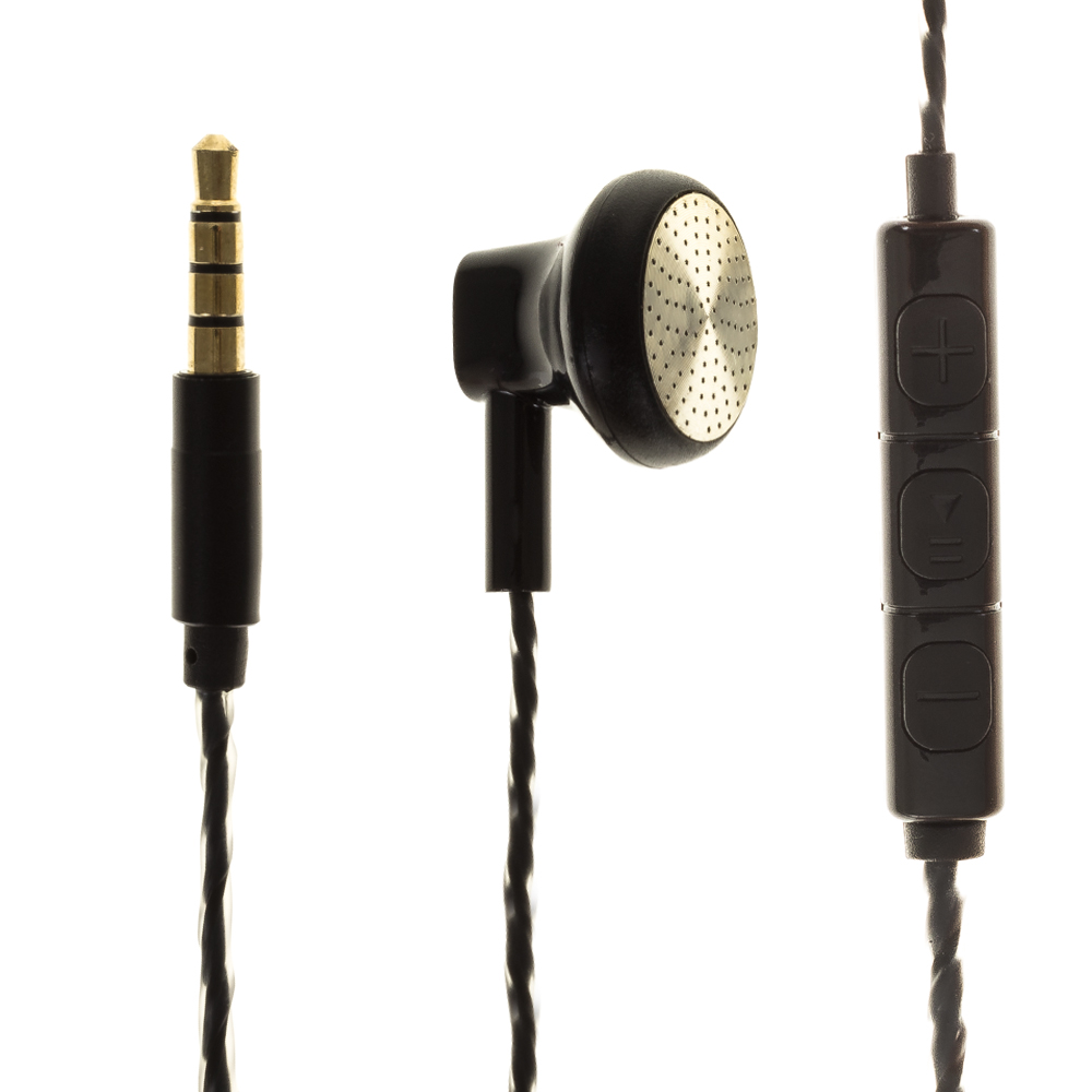 Auricolari neri con jack dorato, auricolare e unità di controllo con pulsanti su sfondo bianco.