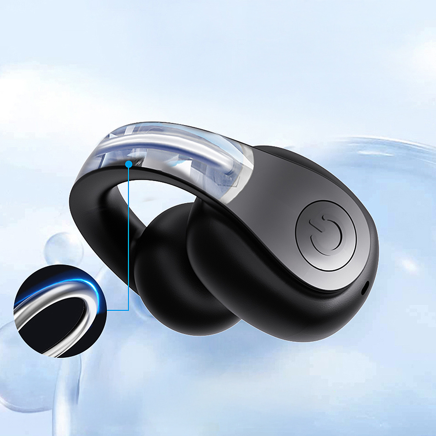 Un auricolare wireless nero e argento. Ha un pulsante di accensione e un arco in plastica trasparente. Lo sfondo è blu sfocato.