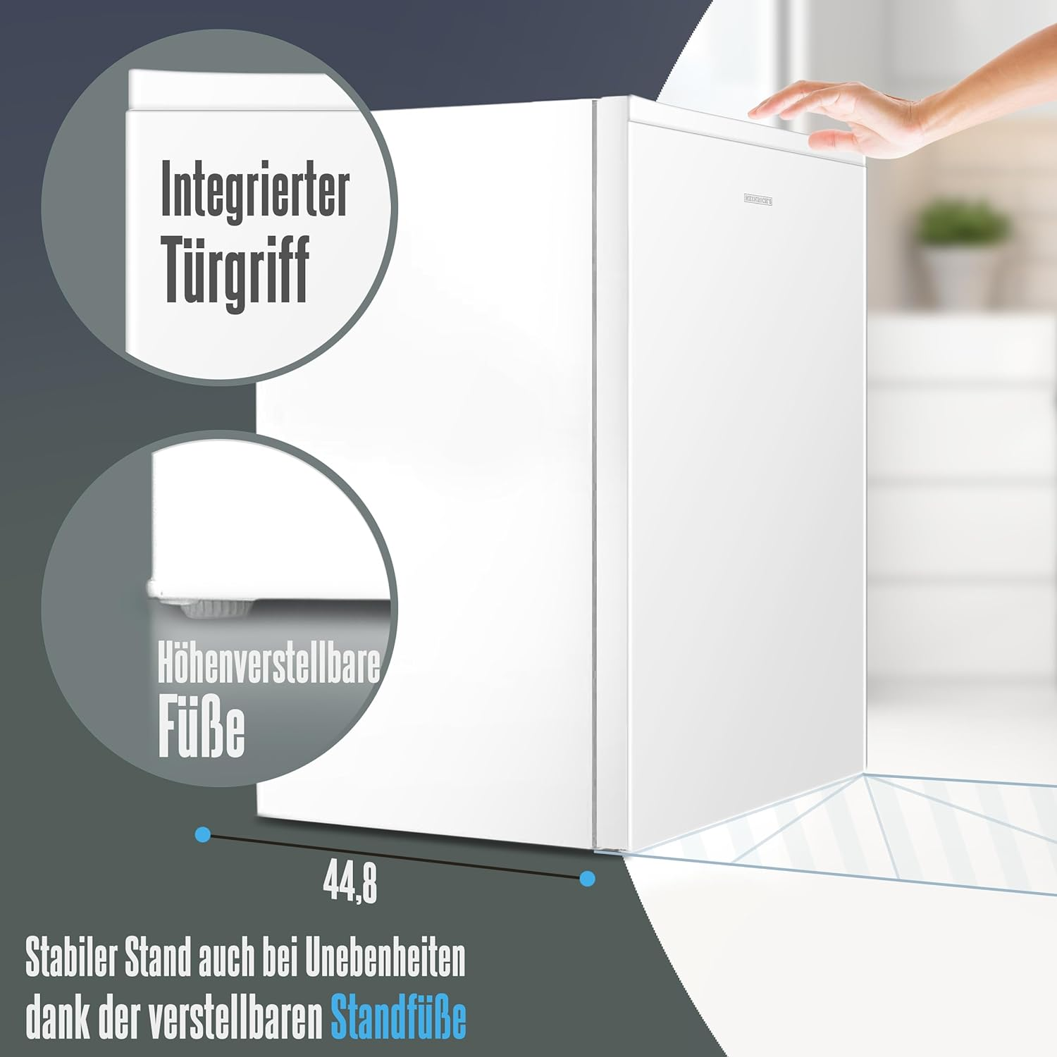 Ein weißer Kühlschrank mit integriertem Griff wird gezeigt. Er hat verstellbare Füße. Eine Hand berührt die Oberseite. Die Größe beträgt 44,8.