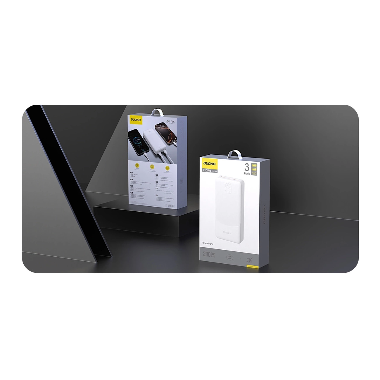 Zwei Powerbank-Kartons. Der linke zeigt drei Powerbanks und Kabel. Der rechte zeigt eine weiße Powerbank.