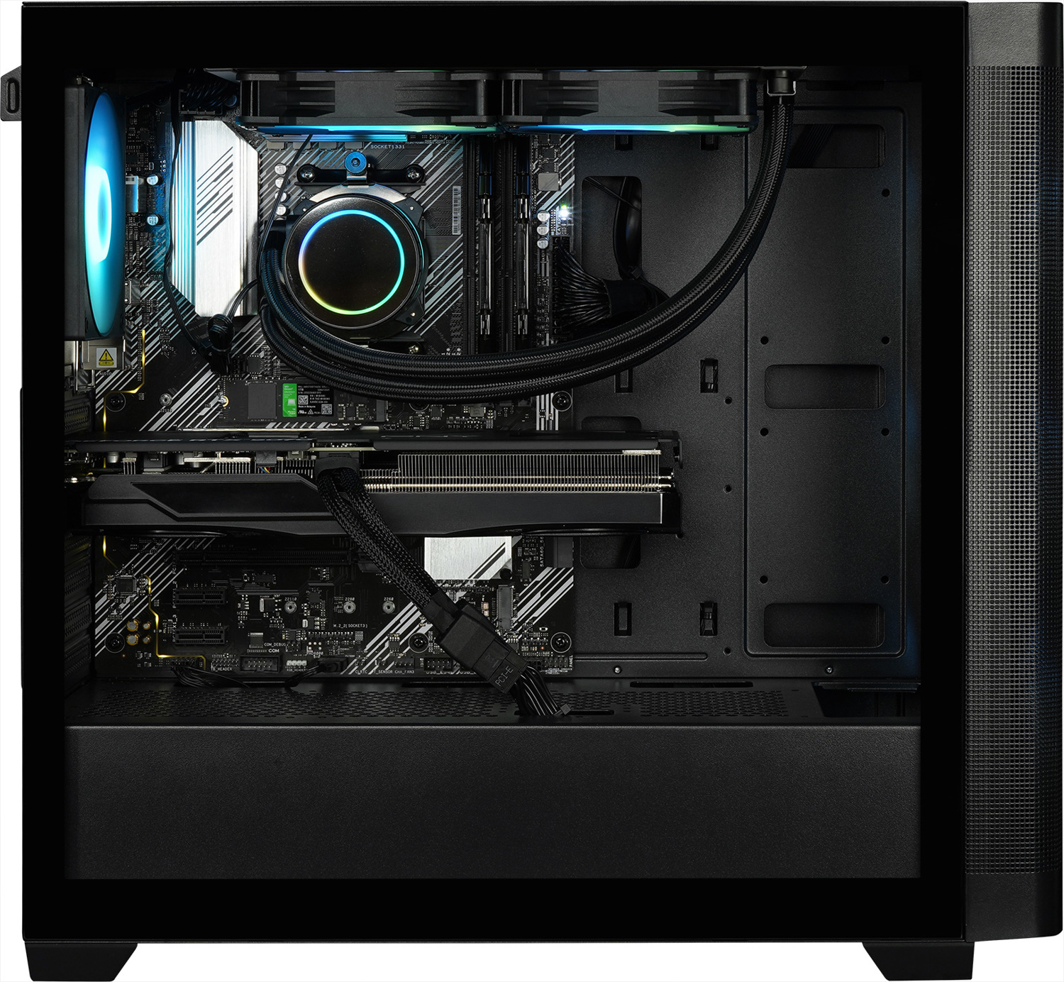 Im Inneren eines Computergehäuses, mit Komponenten: Motherboard, Grafikkarte, Kühlsystem und Lüfter. Beleuchtet mit blauen und Regenbogenlichtern.