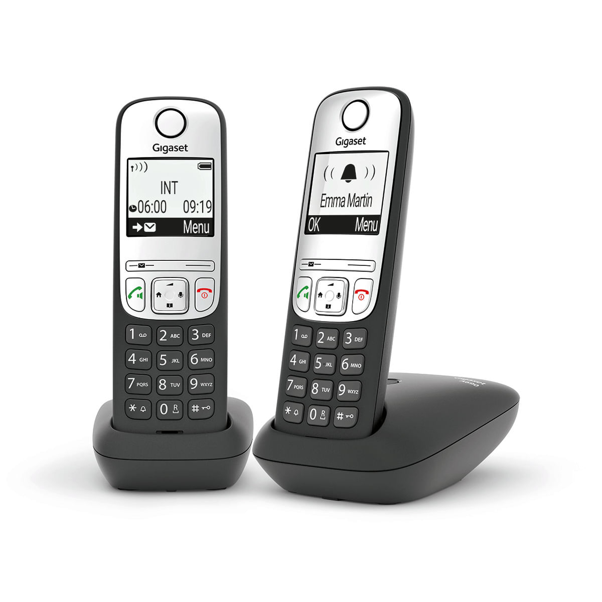Dos teléfonos inalámbricos Gigaset sobre bases negras. Uno muestra 'Emma Martin' y el otro 'INT 06:00 09:19'. Ambos tienen teclados numéricos.