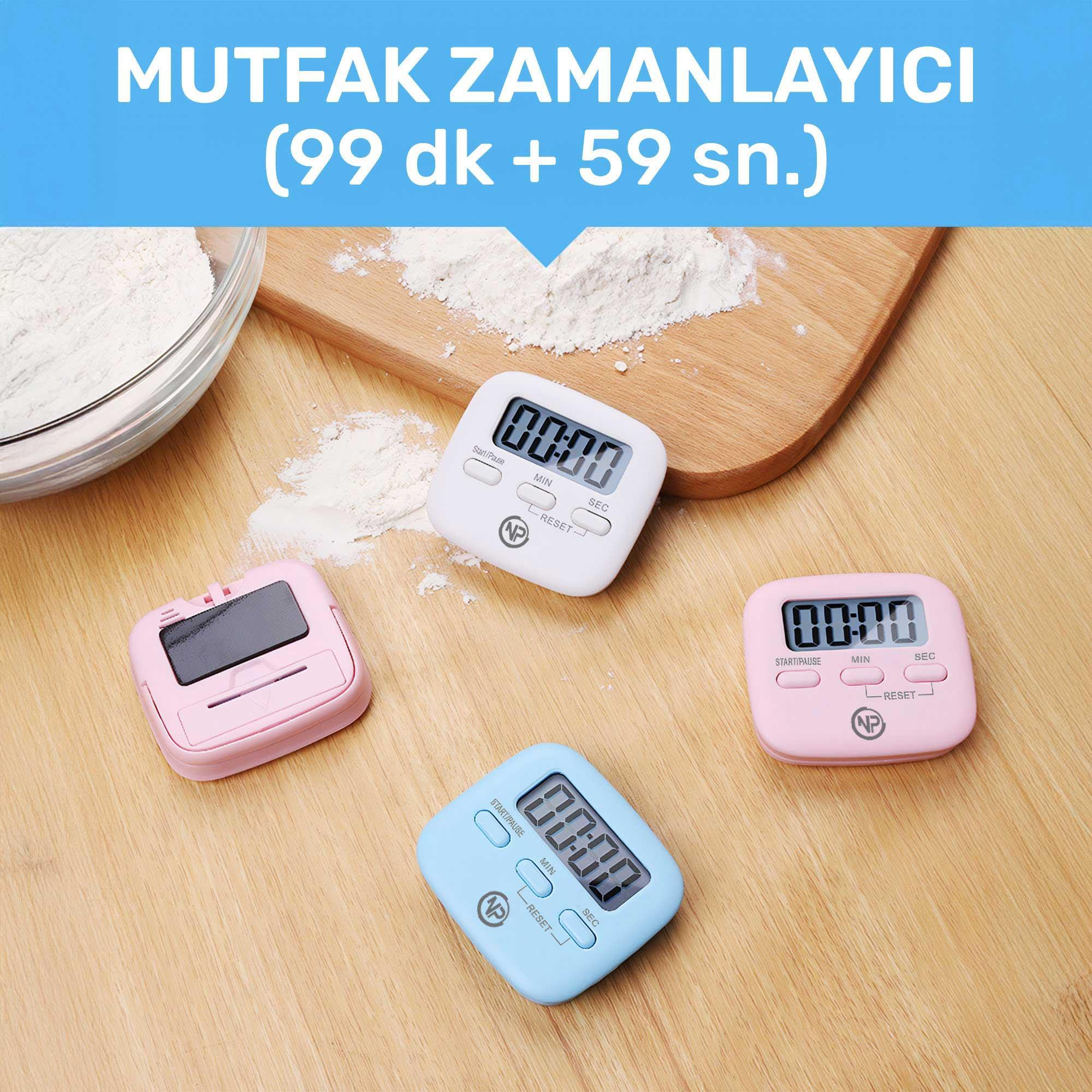 Beyaz, pembe ve mavi renklerde dört dijital mutfak zamanlayıcısı, un ve ahşap bir tahta ile ahşap bir yüzeyde.