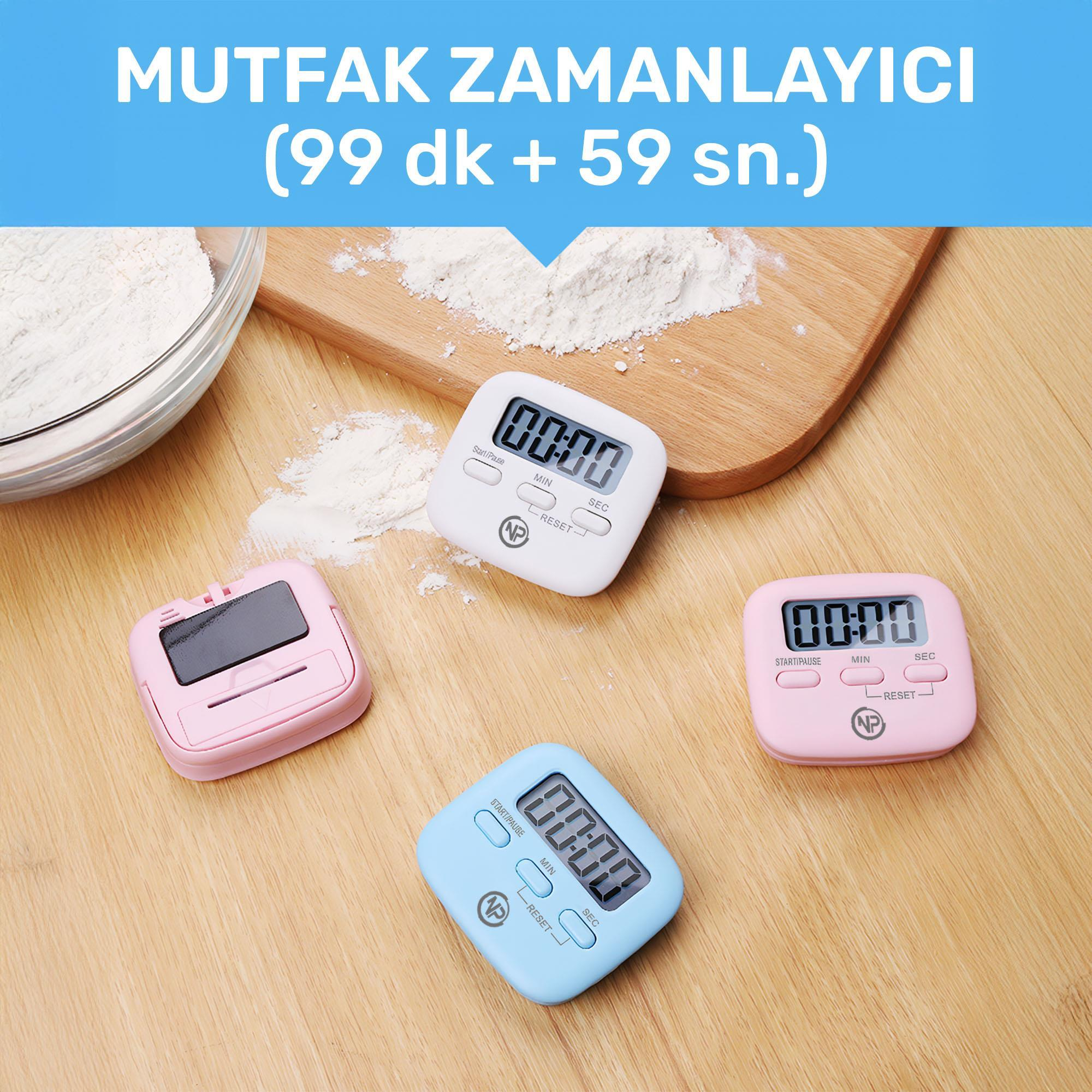 Beyaz, pembe ve mavi renklerde dört dijital mutfak zamanlayıcısı, 00:00'a ayarlanmış, unlu ahşap yüzey üzerinde.