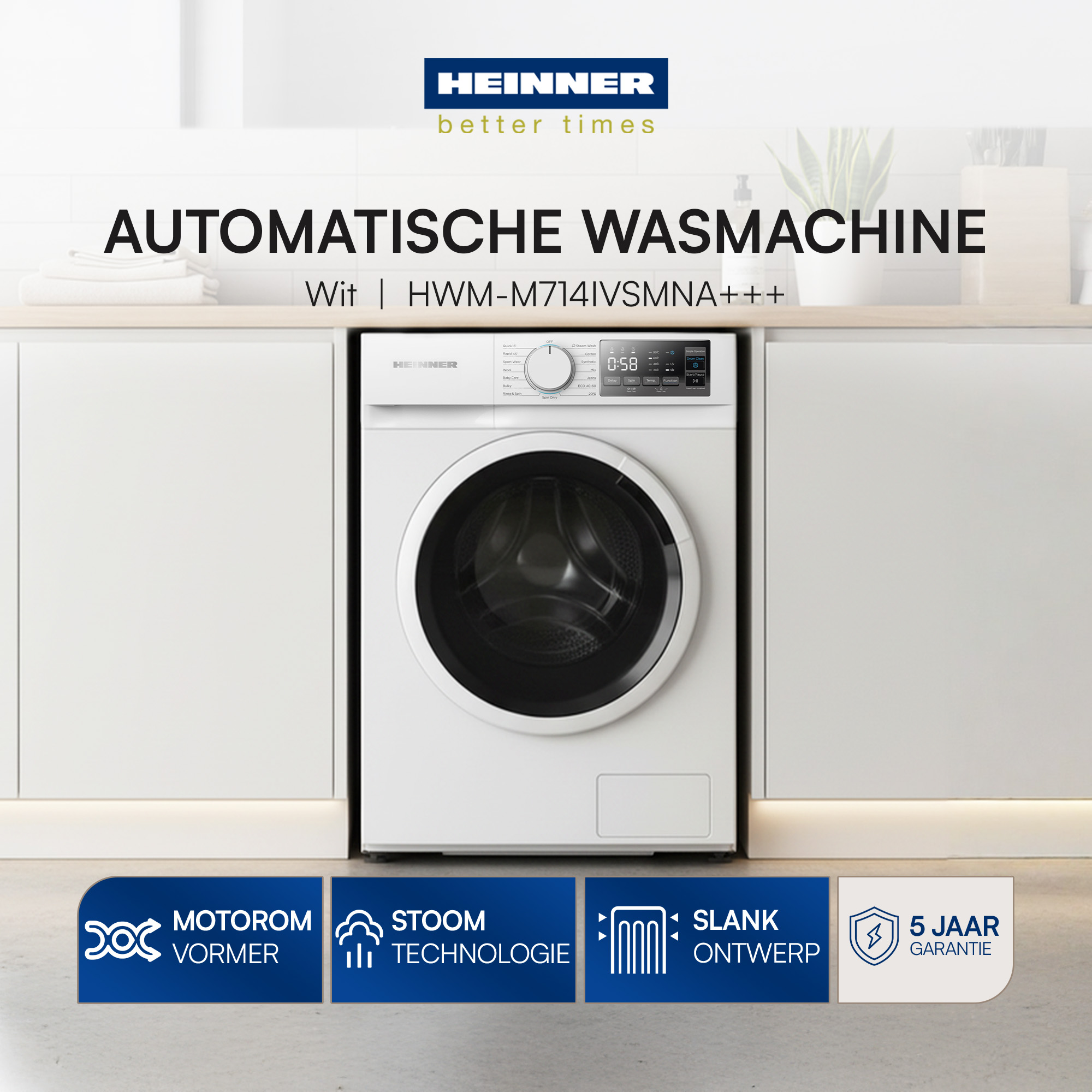 Een witte wasmachine met een zwarte deur, met tekst erboven en iconen eronder. De machine staat in een witte keuken.