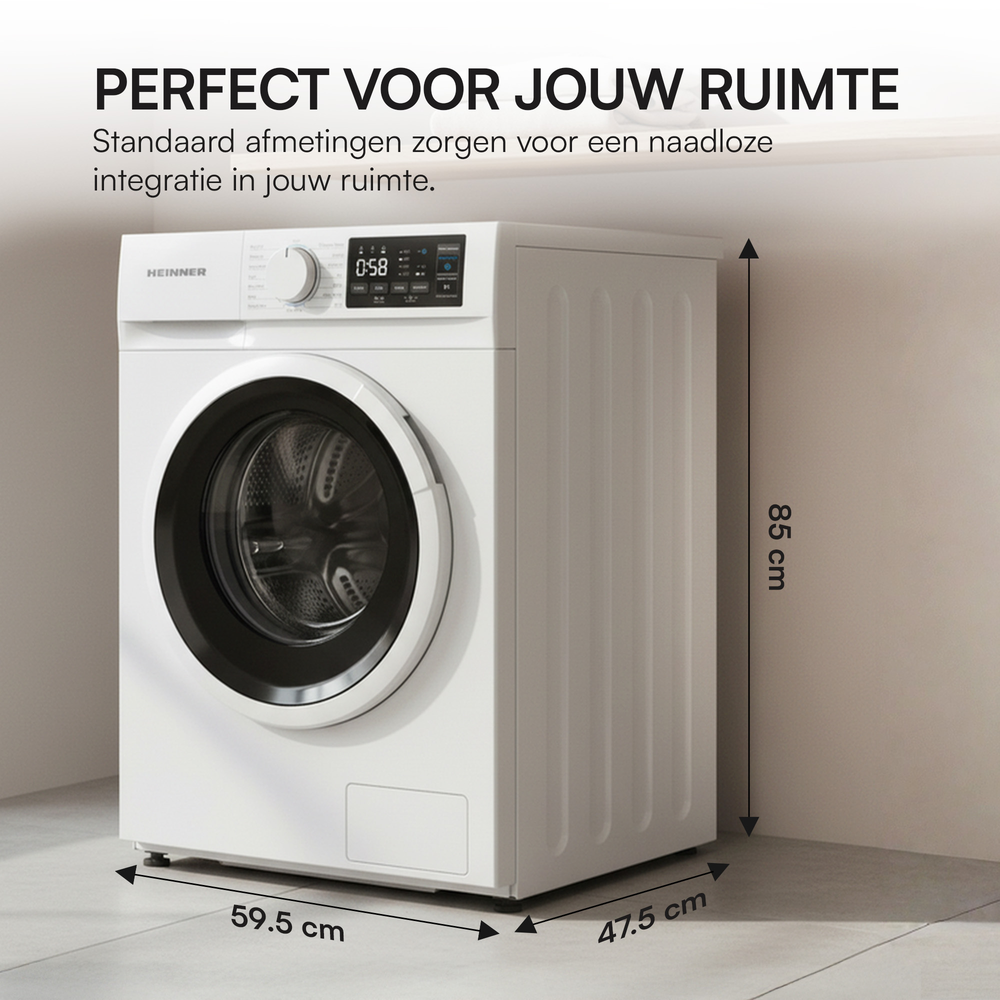 Een witte wasmachine met afmetingen. De machine heeft een ronde deur en een digitaal display.