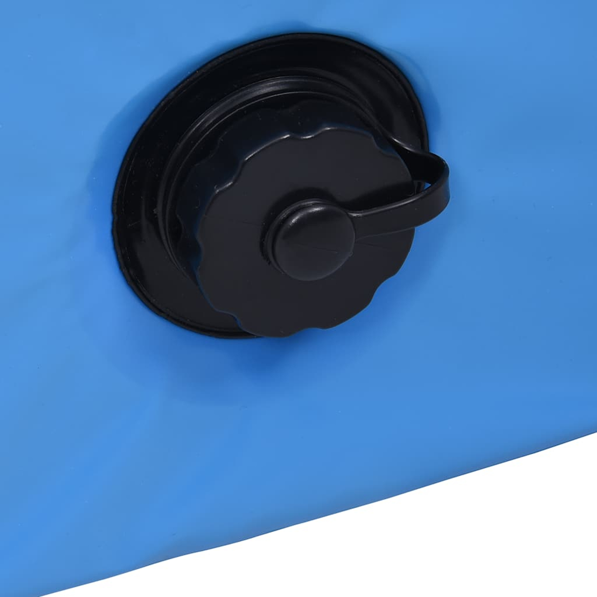 Nahaufnahme eines schwarzen Ventildeckels auf blauem Untergrund. Der Deckel ist rund mit Rillen und einem kleinen Griff. Der Hintergrund ist blau.
