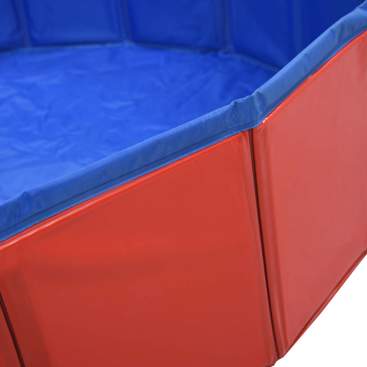 Ein rot-blauer faltbarer Pool. Die Seiten des Pools sind rot, das Innere ist blau. Ein blauer Stoffsaum umrandet die Oberseite.