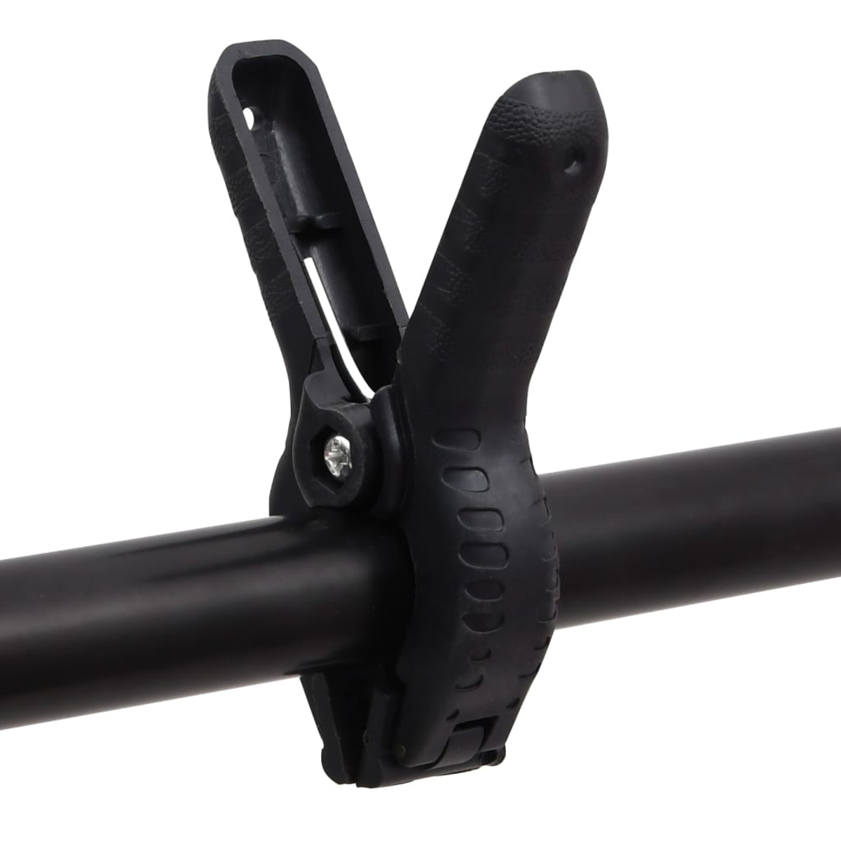 Eine schwarze Plastikklemme hält eine schwarze Stange. Die Klemme ist geöffnet und zeigt ein Scharnier und eine Schraube. Weißer Hintergrund.