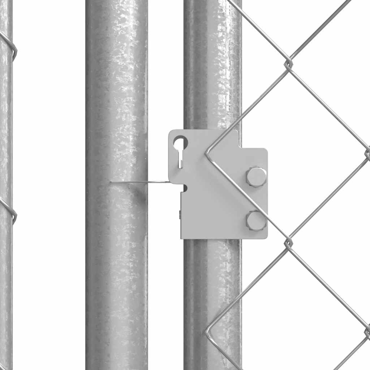 Nahaufnahme eines Metalltorverschlusses mit Maschendrahtzaun und vertikalen Metallpfosten. Der Verschluss ist silberfarben und am Pfosten befestigt.