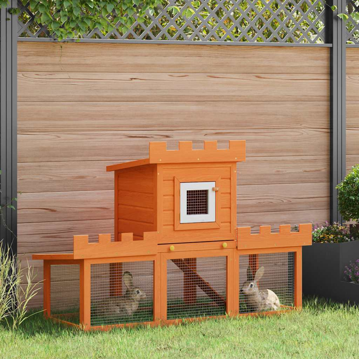 Ein orangefarbener Kaninchenstall aus Holz mit zwei Kaninchen darin. Der Stall befindet sich in einem Garten mit Holzzaun und grünem Gras.