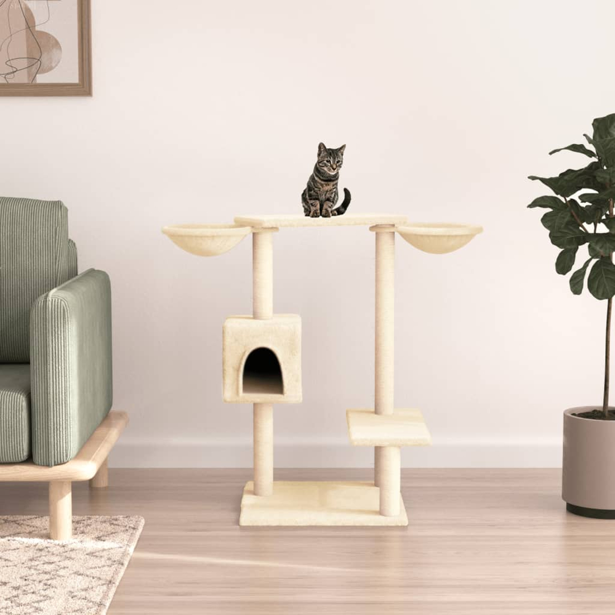 Eine Katze sitzt auf einem beigen Kratzbaum. Auf beiden Seiten befinden sich ein grünes Sofa und eine Topfpflanze. Ein Bild hängt an der Wand.