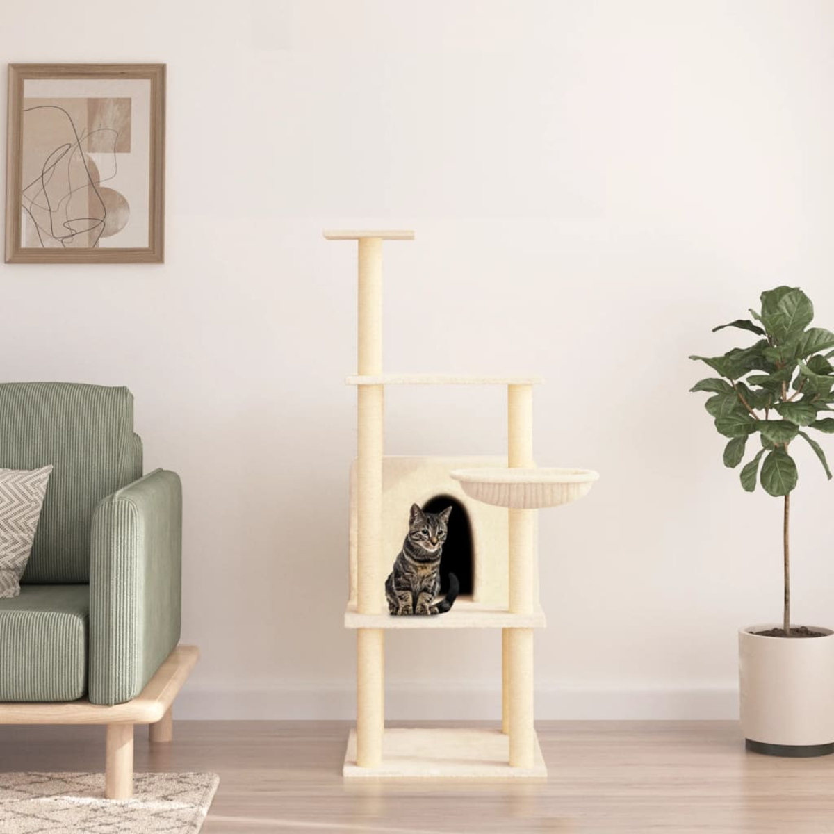 Eine Katze sitzt in ihrem Kratzbaum. Der Baum ist beige und hat mehrere Ebenen. Eine grüne Couch, Kunst und eine Pflanze sind im Hintergrund.