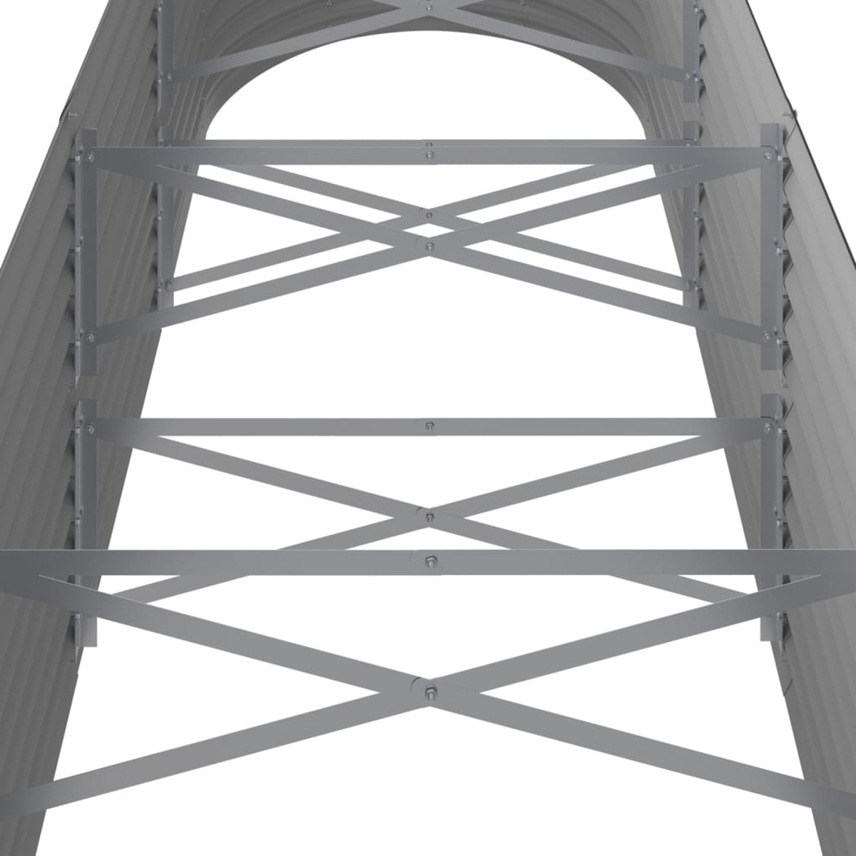 Graue Metallkonstruktion mit gewölbter Oberseite und diagonalen Stützen von unten gesehen. Weißer Hintergrund.