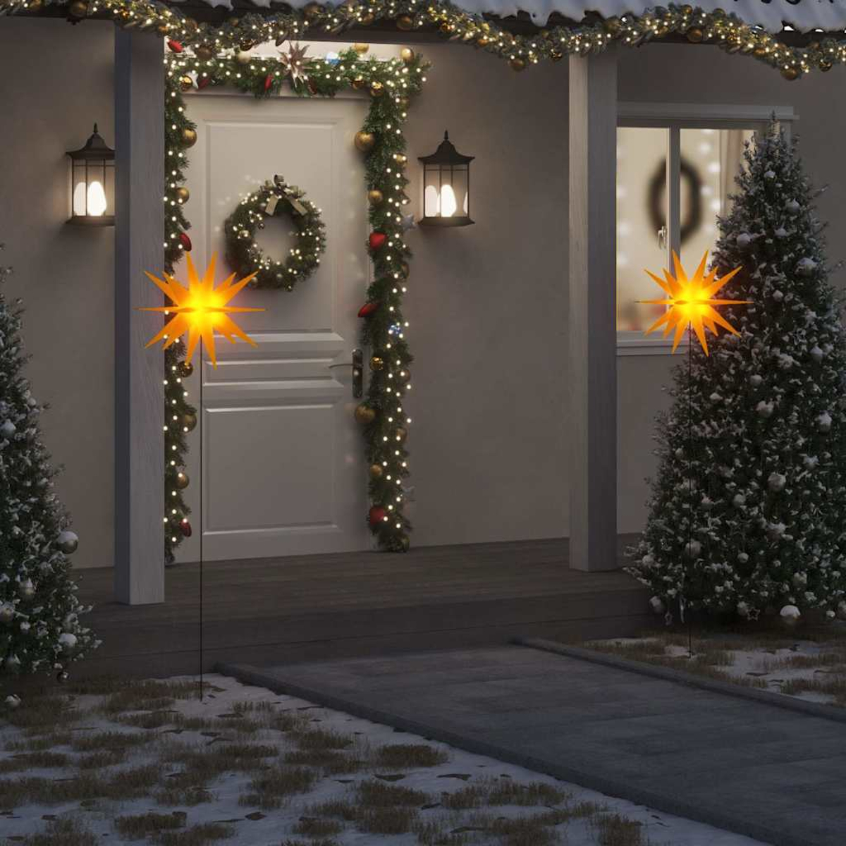 Ein Hauseingang weihnachtlich geschmückt. Zwei Sternlichter stehen vor der Tür. Ein Kranz und Girlande sind sichtbar.