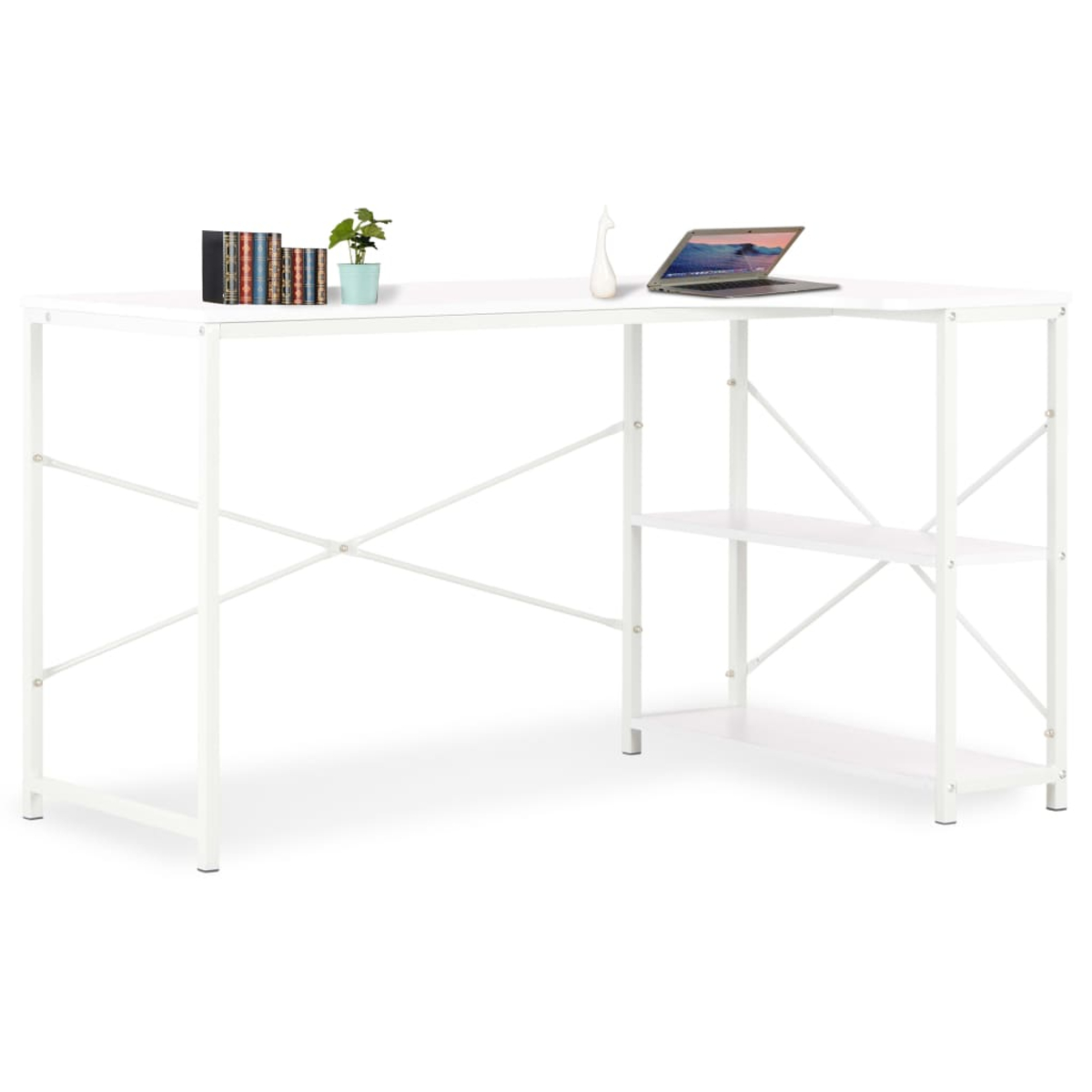 Weißer Schreibtisch mit Laptop, Büchern, Pflanze und Deko. Der Schreibtisch hat ein Regal. Der Hintergrund ist weiß.